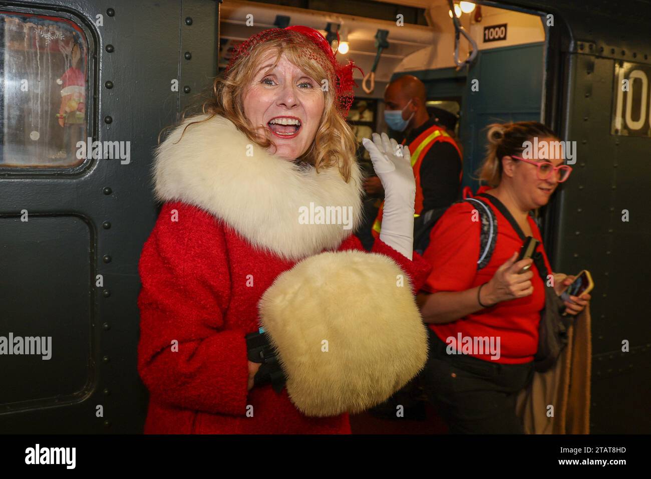 Il Cosplayer Deborah Fischer è vestito per le giostre del periodo di tempo a bordo della tradizione annuale di Holiday Nostalgia Rides sui vagoni ferroviari R1/9 del New York Transit Museum del 1930 il 2 dicembre 2023 a New York City. (Foto: Gordon Donovan) Foto Stock