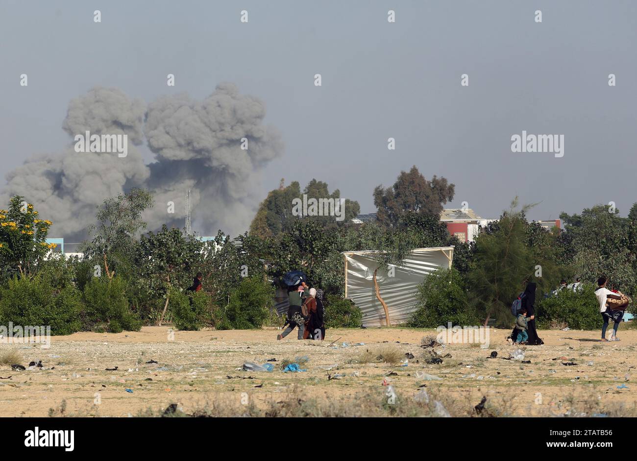 Gaza, Palestina. 2 dicembre 2023. Il fumo si riversa sul territorio palestinese durante i bombardamenti israeliani in mezzo alle continue battaglie tra Israele e il gruppo militante Hamas. Israele ha effettuato bombardamenti mortali a Gaza per un secondo giorno il 2 dicembre dopo che una tregua di una settimana con Hamas è crollata nonostante le richieste internazionali di un'estensione. Credito: SOPA Images Limited/Alamy Live News Foto Stock