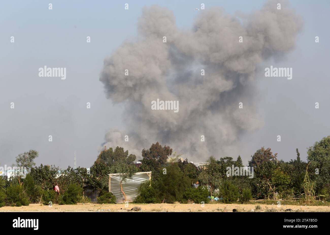 Gaza, Palestina. 2 dicembre 2023. Il fumo si riversa sul territorio palestinese durante i bombardamenti israeliani in mezzo alle continue battaglie tra Israele e il gruppo militante Hamas. Israele ha effettuato bombardamenti mortali a Gaza per un secondo giorno il 2 dicembre dopo che una tregua di una settimana con Hamas è crollata nonostante le richieste internazionali di un'estensione. Credito: SOPA Images Limited/Alamy Live News Foto Stock