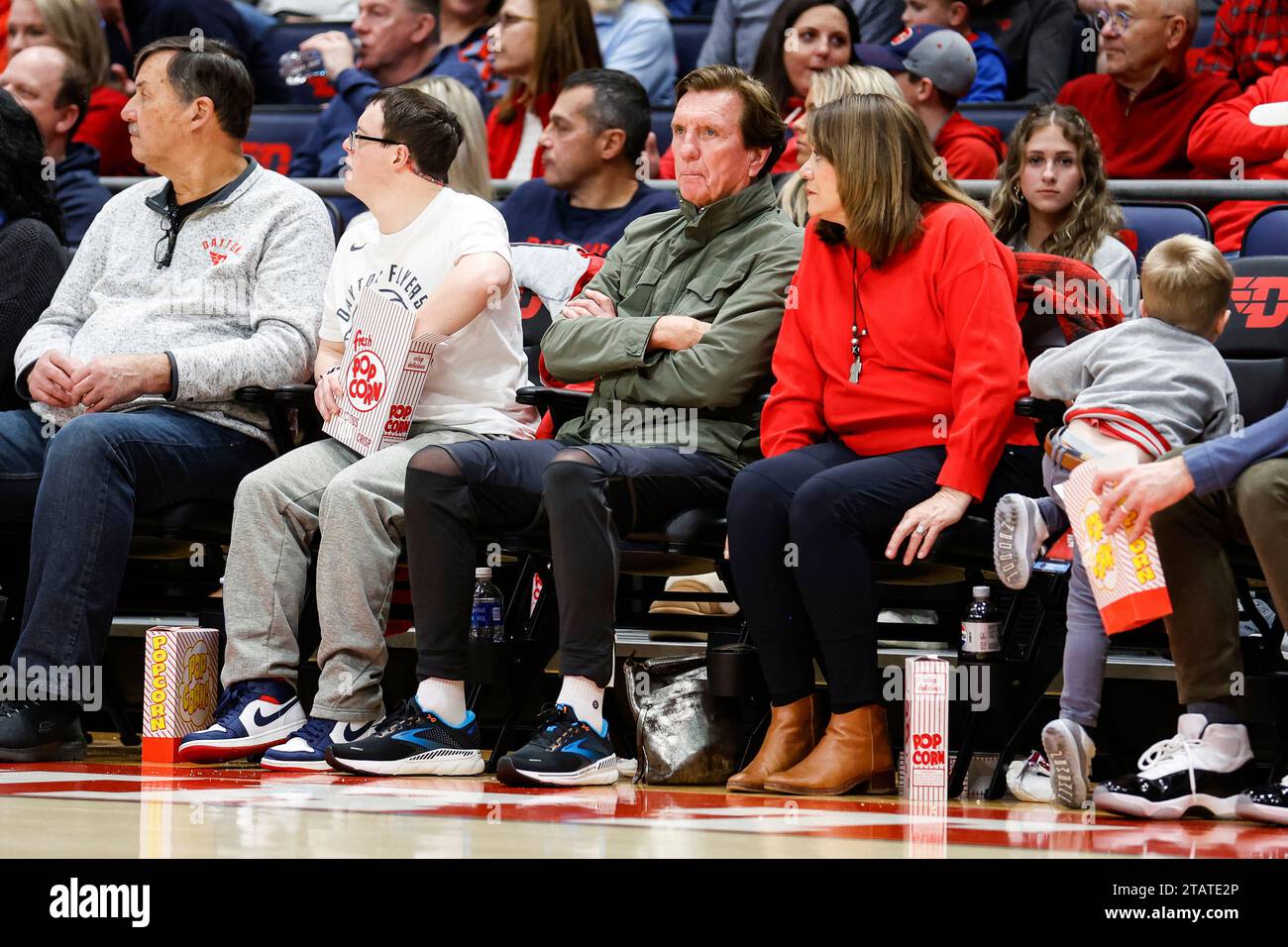 Dayton, USA. 2 dicembre 2023. Larry Connor, CEO di The Connor Group (Middle), una società di investimento immobiliare di Dayton, OH, è visto durante l'azione di gioco NCAA Men's Basketball tra i Grambling State Tigers e i Dayton Flyers alla UD Arena di Dayton, OHIO il 2 dicembre 2023. (Foto di Austyn McFadden/Sipa USA) credito: SIPA USA/Alamy Live News Foto Stock