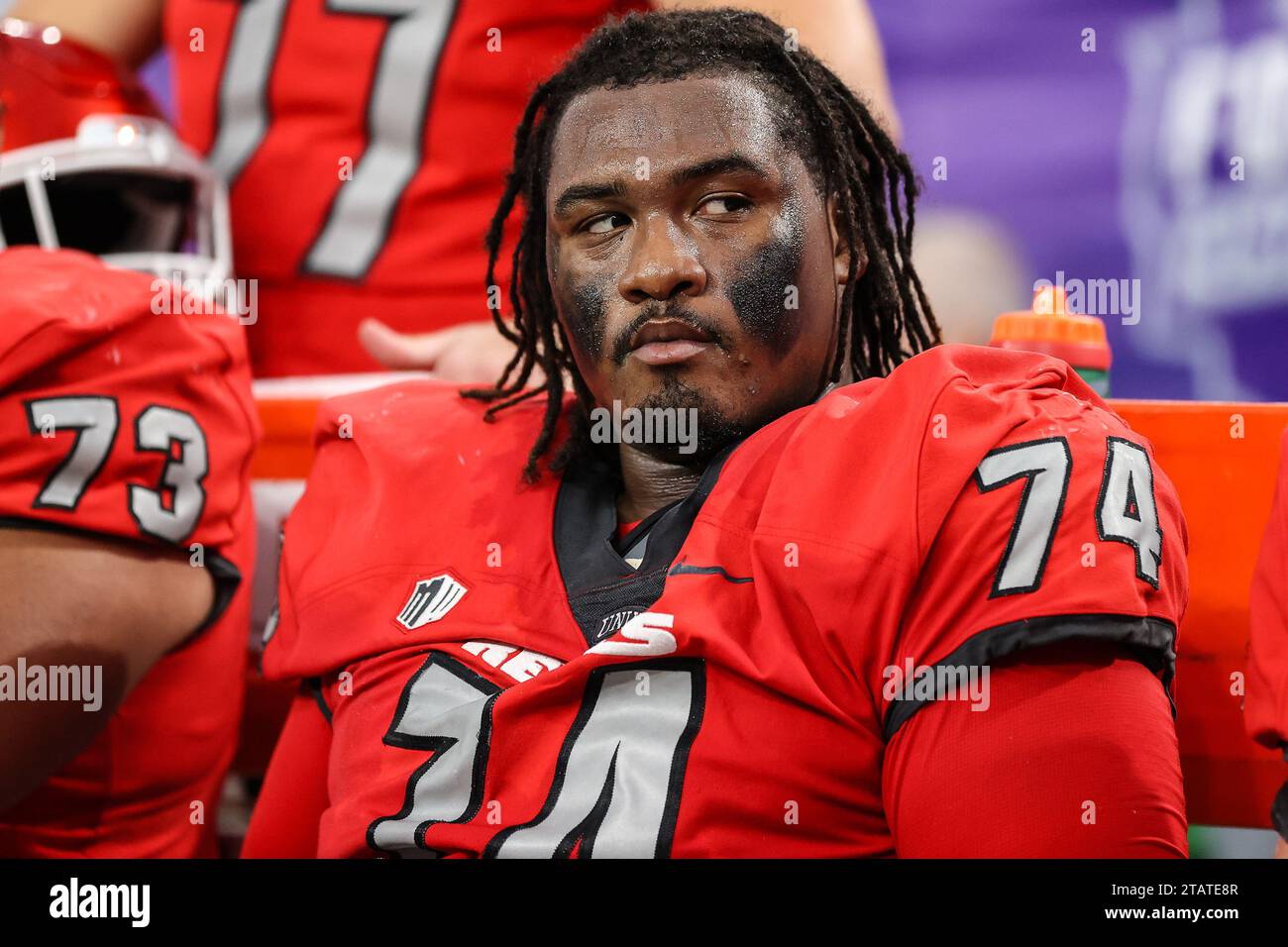 2 dicembre 2023: UNLV Rebels offensive lineman Jalen St. John (74) siede sulla panchina durante la seconda metà della partita del campionato di football del Mountain West con i Boise State Broncos e gli UNLV Rebels all'Allegiant Stadium di Las Vegas, Nevada. Christopher Trim/CSM. Foto Stock