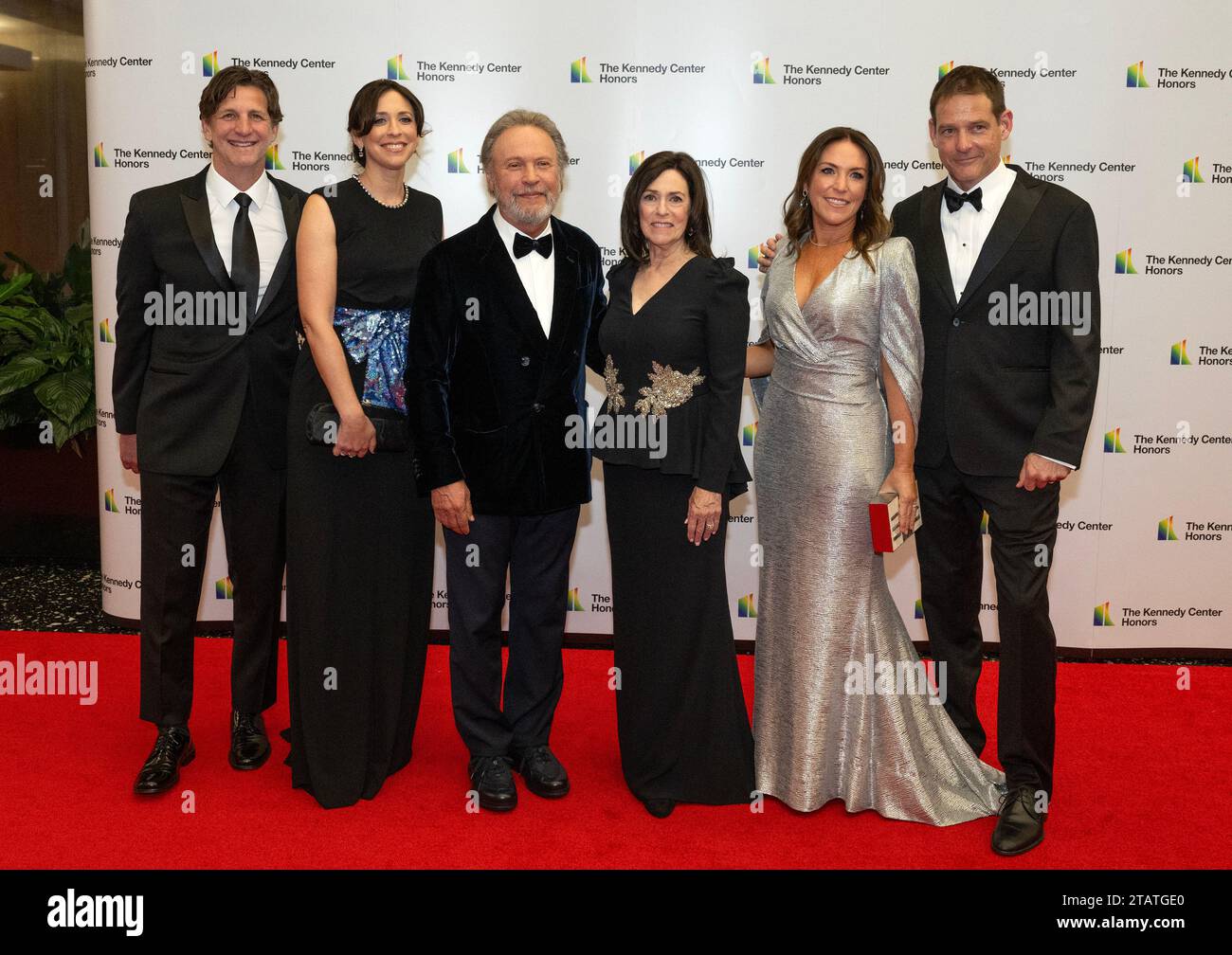 Washington, Stati Uniti d'America. 2 dicembre 2023. Billy Crystal, sua moglie, Janice Crystal e la sua famiglia arrivano per la cerimonia Medallion in onore dei destinatari del 46th Annual Kennedy Center Honors presso il Dipartimento di Stato di Washington, DC sabato 2 dicembre 2023. I 2023 onorati sono: L'attore e comico Billy Crystal; l'acclamato soprano Renee Fleming; il cantautore britannico produttore e membro dei Bee Gees, Barry Gibb; il rapper, cantante e attrice Queen Latifah; e la cantante Dionne Warwick.Credit: Ron Sachs/Pool/Sipa USA Credit: SIPA USA/Alamy Live News Foto Stock