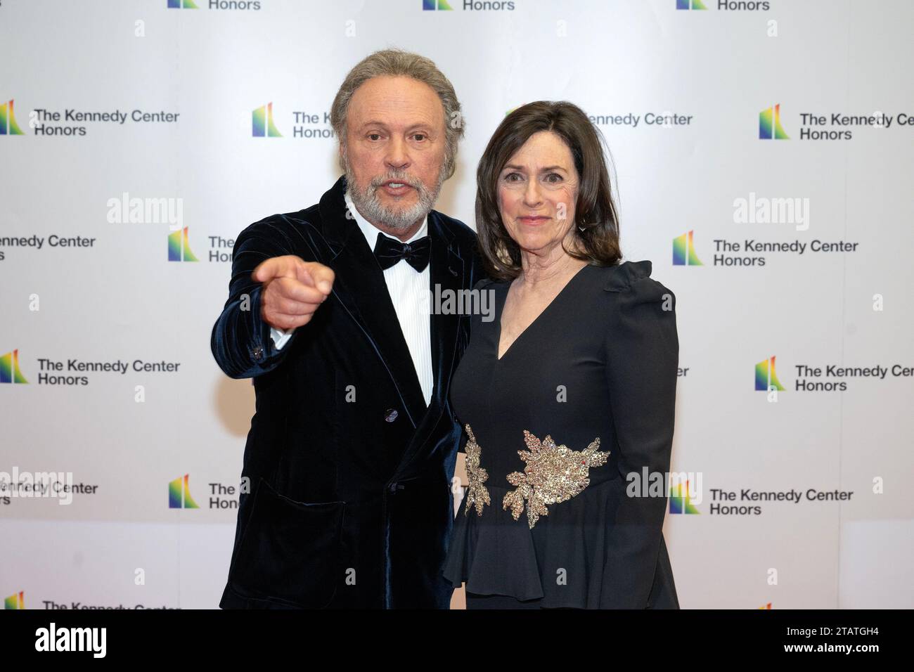 Billy Crystal punta verso i fotografi mentre lui e sua moglie, Janice Crystal arrivano per la cerimonia di Medallion in onore dei destinatari del 46th Annual Kennedy Center Honors presso il Dipartimento di Stato di Washington, DC sabato 2 dicembre 2023. I 2023 onorati sono: L'attore e comico Billy Crystal; l'acclamato soprano Renee Fleming; il cantautore britannico produttore e membro dei Bee Gees, Barry Gibb; il rapper, cantante e attrice Queen Latifah; e il cantante Dionne Warwick.Credit: Ron Sachs/Pool via CNP/MediaPunch Foto Stock