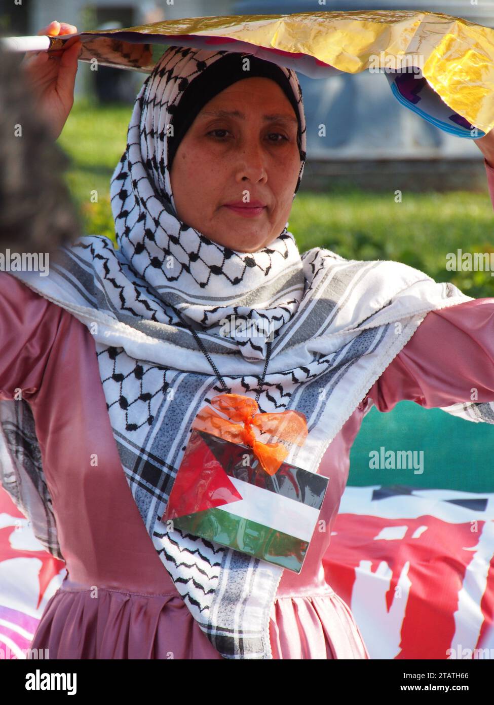 Lima, Perù. 2 dicembre 2023. Una mujer con una bandera palestina e el pecho cuando decine di persone si sfidano per le strade di Lima nell'ambito delle attività per la giornata internazionale della solidarietà con il popolo palestinese, che si celebra ogni novembre 29 credito: Agenzia stampa Fotoholica/Alamy Live News Foto Stock