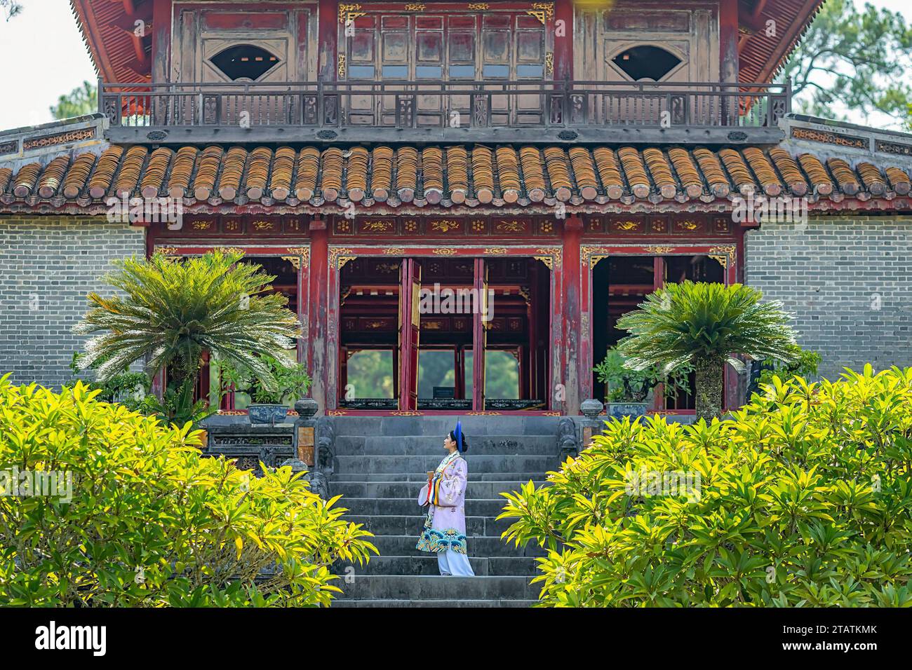 HUE, VIETNAM - 22 settembre 2023: I turisti indossano antichi costumi nella tomba del re Minh Mang, Thua Thien Hue, Vietnam. Foto Stock