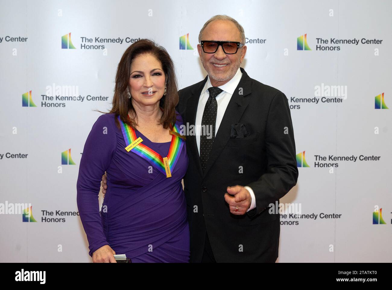 Washington, Stati Uniti. 2 dicembre 2023. Gloria Estefan ed Emilio Estefan arrivano per la cerimonia di Medaglione in onore dei destinatari del 46° Annual Kennedy Center Honors presso il Dipartimento di Stato di Washington, DC sabato 2 dicembre 2023. I 2023 onorati sono: L'attore e comico Billy Crystal, l'acclamato soprano Renee Fleming, cantante e produttore britannico, e membro dei Bee Gees, Barry Gibb rapper, cantante e attrice Queen Latifah e cantante Dionne Warwick. Foto di Ron Sachs/UPI credito: UPI/Alamy Live News Foto Stock