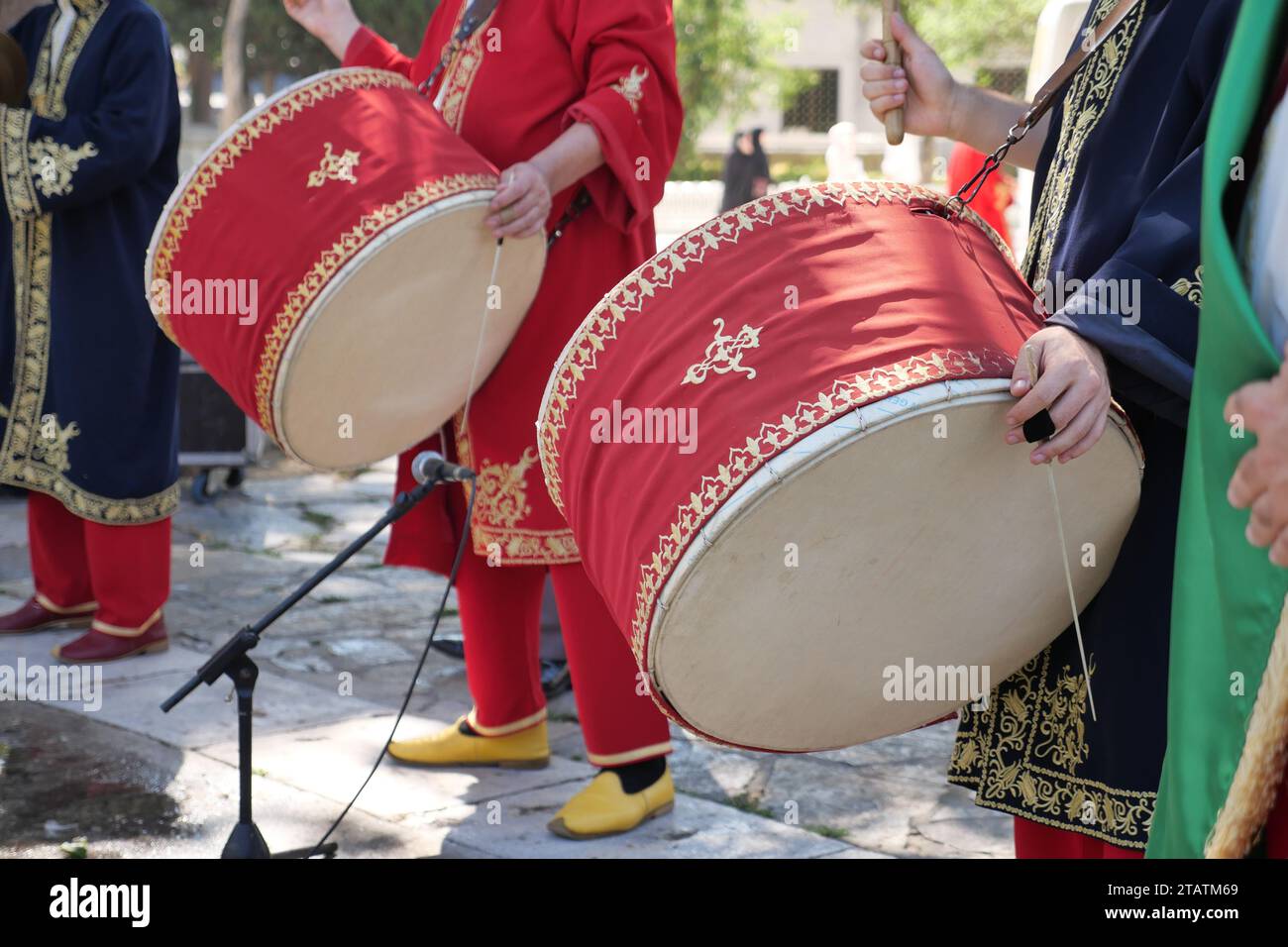 Un uomo ha colpito l'antico tamburo con Musical Instrument. Foto Stock