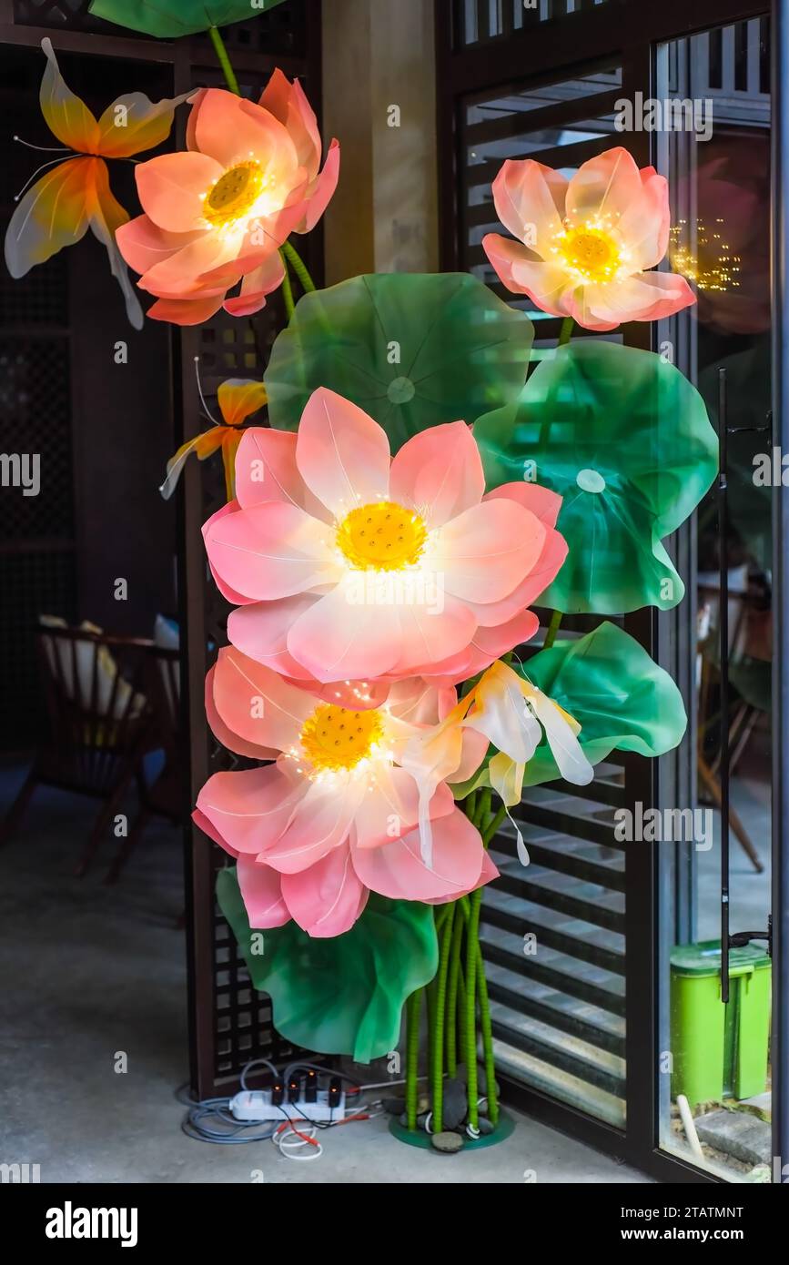 Decorazioni come fiori di loto fulmineo per il capodanno Tet Lunar in Vietnam Foto Stock