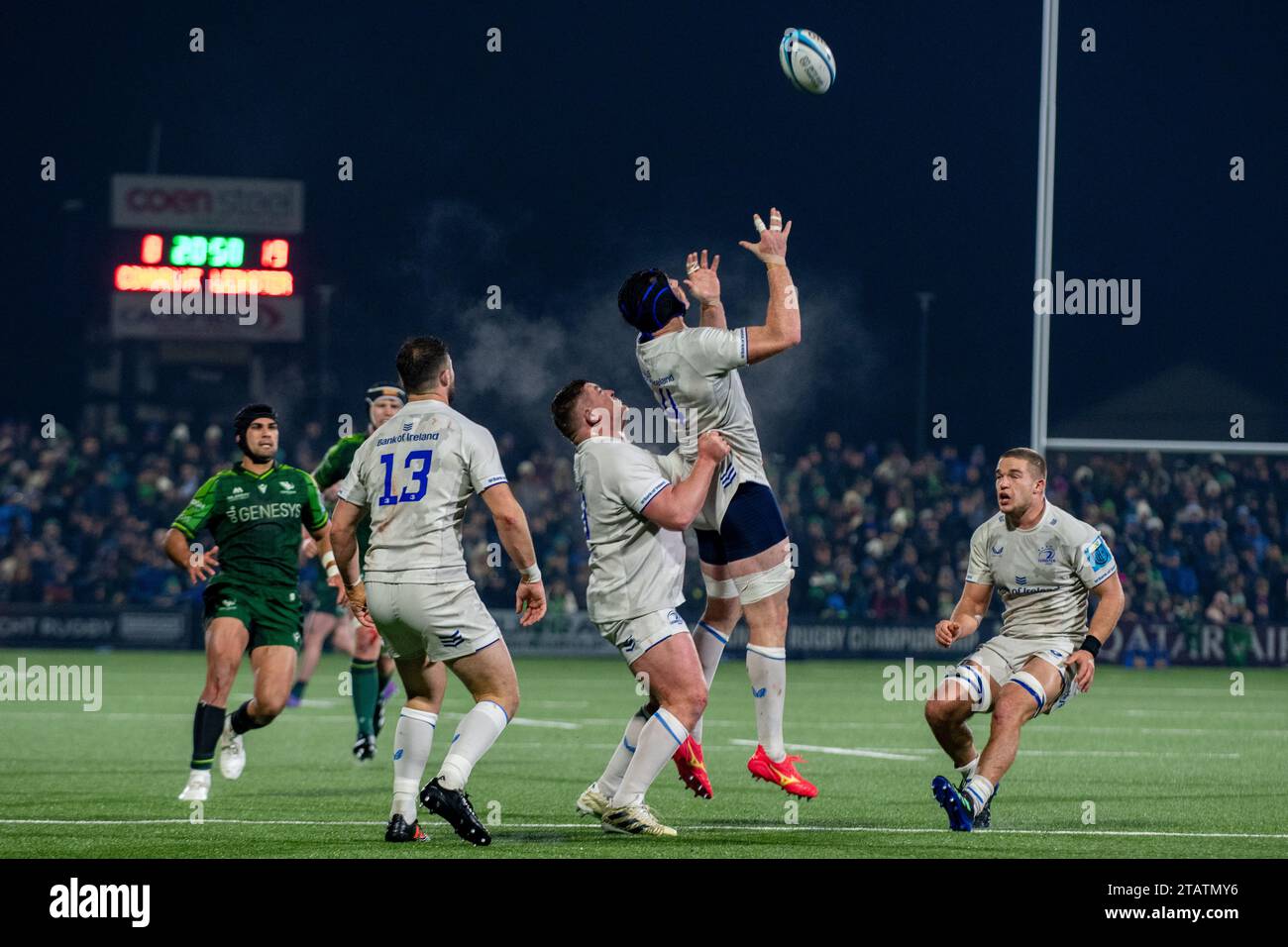 Galway, Irlanda. 3 dicembre 2023. Ryan Baird del Leinster prende il pallone durante la partita del 7° round dello United Rugby Championship tra Connacht Rugby e Leinster Rugby allo Sportsground di Galway, Irlanda, il 2 dicembre 2023 (foto di Andrew SURMA/ Credit: SIPA US/Alamy Live News Foto Stock
