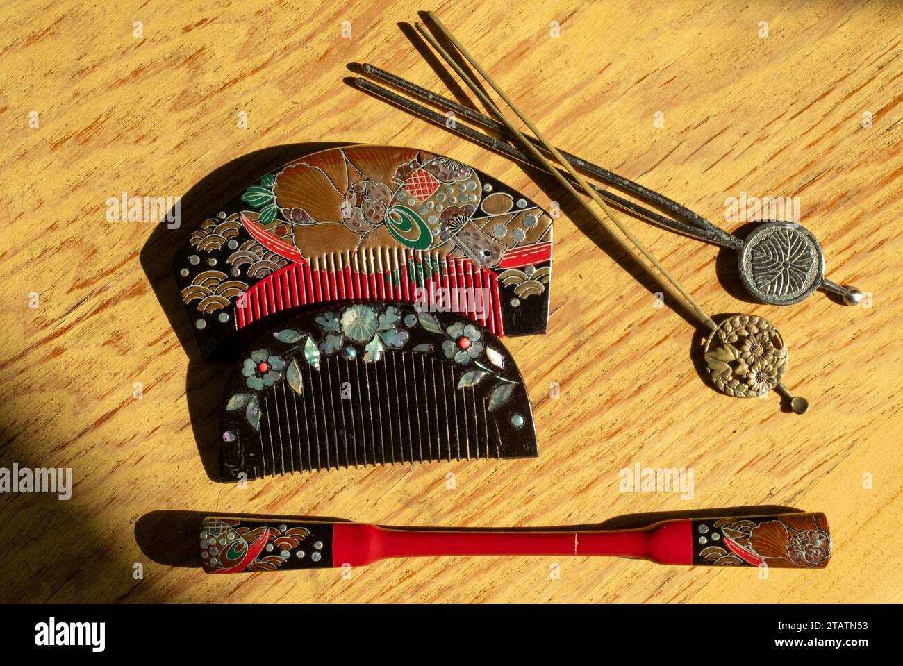 Vecchi pettini per capelli Kanzashi giapponesi e accessori. Foto Stock