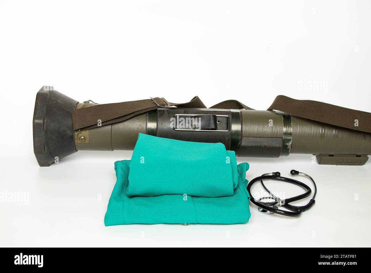 Un lanciagranate anticarro, usato nella guerra in Ucraina, su sfondo bianco e un'uniforme medica e uno stetoscopio si trovano accanto ad esso, anti-carro Wea Foto Stock