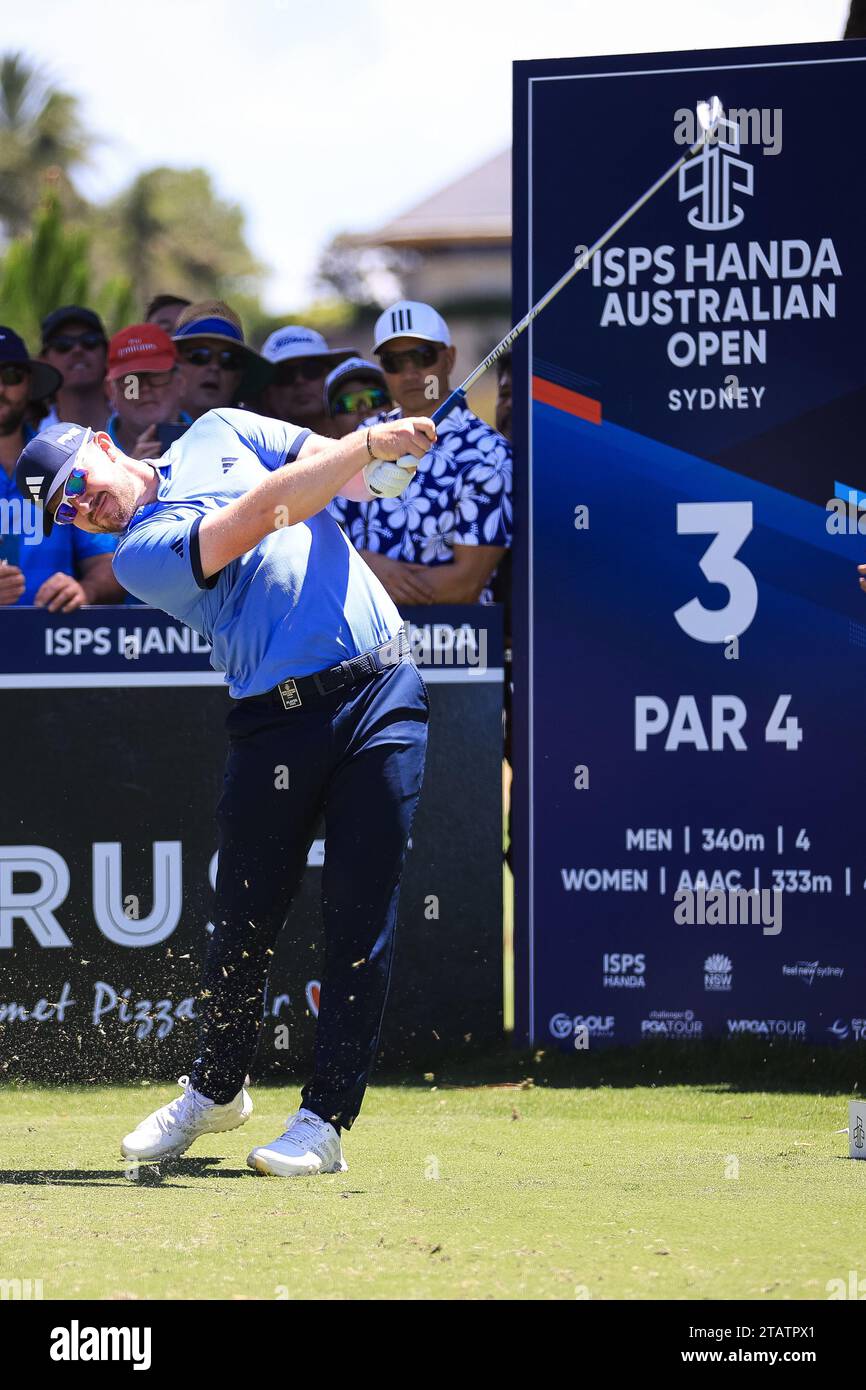 3 dicembre 2023; Australian Golf Club e Lakes Golf Club, Sydney, nuovo Galles del Sud, Australia; ISPS HANDA Australian Open Final Round; Connor Syme lancia la palla al terzo tee Foto Stock