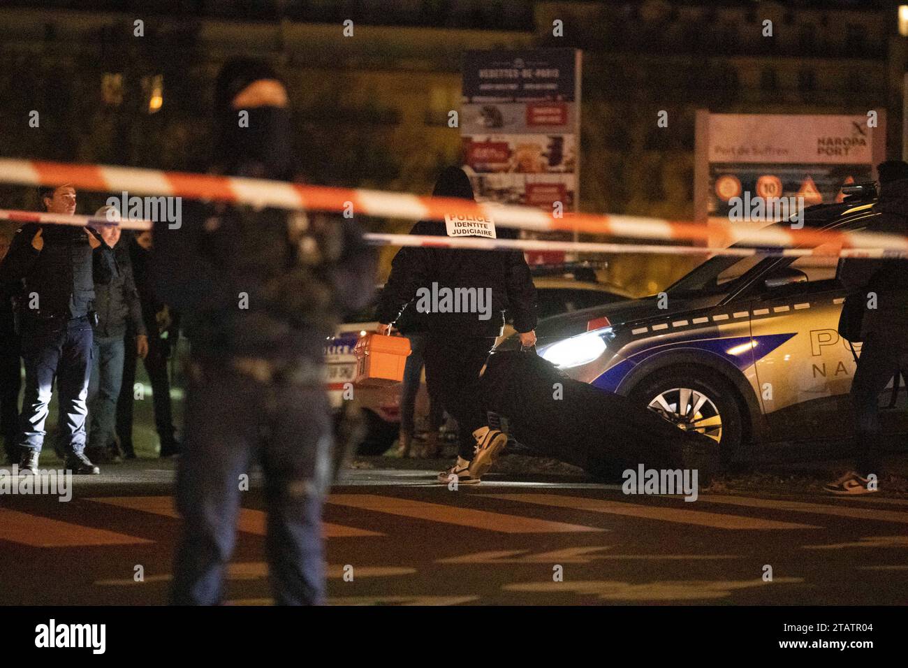 Parigi, Francia. 3 dicembre 2023. Membri della polizia giudiziaria d'identità sulla scena dell'attacco terroristico con coltelli vicino al ponte Bir Hakeim e a Quai de Grenelle, dove una persona di origine tedesca è stata denunciata morta e due feriti. Armand R., che si ritiene abbia compiuto l'attacco, era noto ai servizi segreti francesi. Secondo quanto riferito, il sospetto ha gridato "Allah akbar" prima di essere arrestato. Parigi, 3 dicembre 2023. Foto di Jérémy Paoloni/ABACAPRESS.COM credito: Abaca Press/Alamy Live News Foto Stock