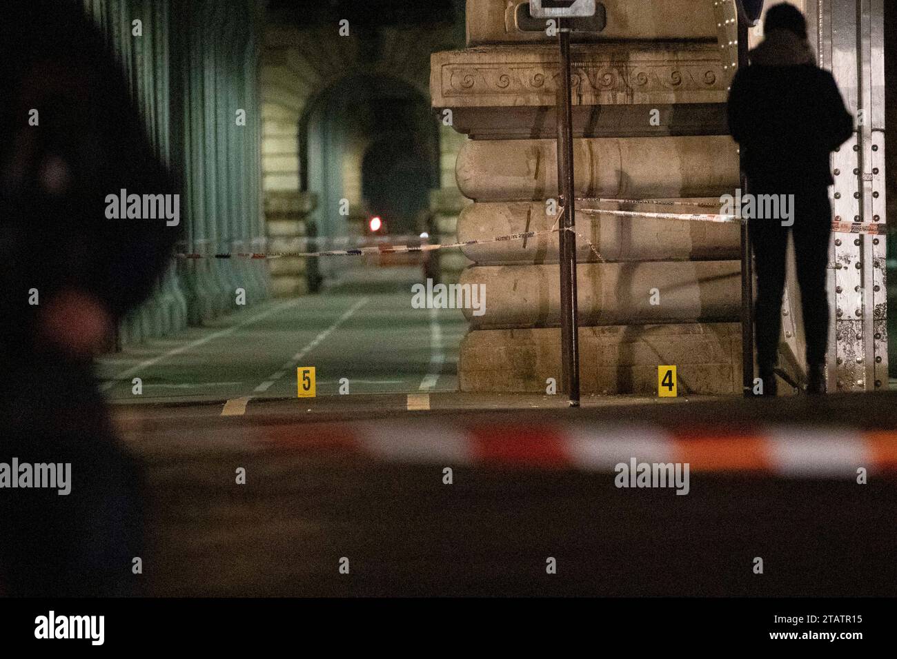 Parigi, Francia. 3 dicembre 2023. Membri della polizia giudiziaria d'identità sulla scena dell'attacco terroristico con coltelli vicino al ponte Bir Hakeim e a Quai de Grenelle, dove una persona di origine tedesca è stata denunciata morta e due feriti. Armand R., che si ritiene abbia compiuto l'attacco, era noto ai servizi segreti francesi. Secondo quanto riferito, il sospetto ha gridato "Allah akbar" prima di essere arrestato. Parigi, 3 dicembre 2023. Foto di Jérémy Paoloni/ABACAPRESS.COM credito: Abaca Press/Alamy Live News Foto Stock