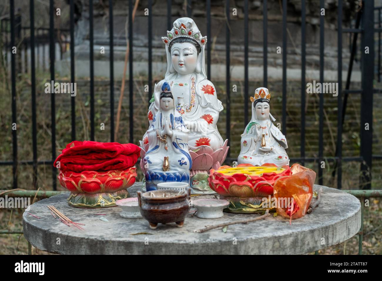 Statue di Buddha custodite di fronte a un'antica pagoda a Fangshan, un sobborgo di Pechino, Cina. Foto Stock
