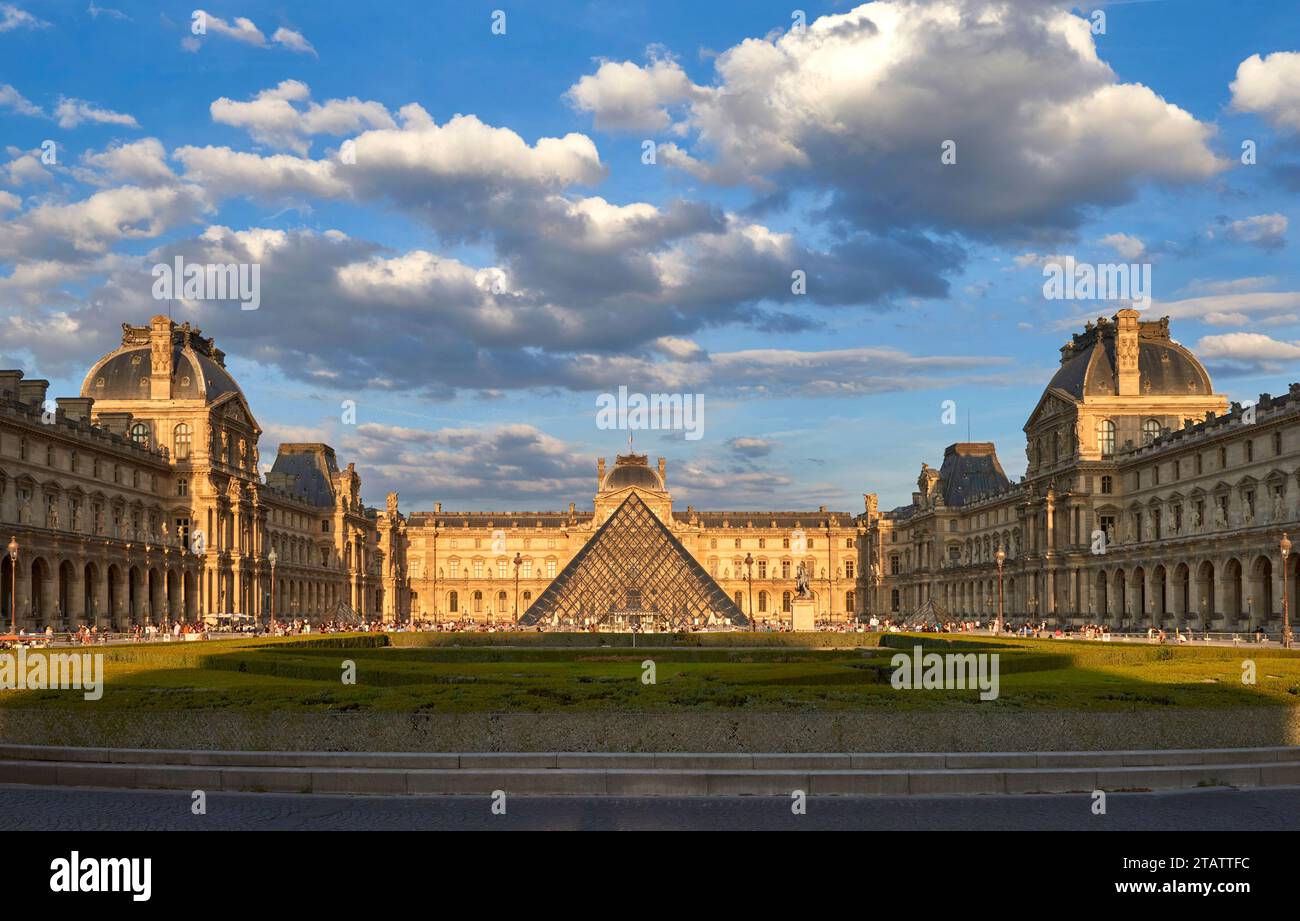 Vista sul palazzo del Louvre in una mattinata nuvolosa Foto Stock