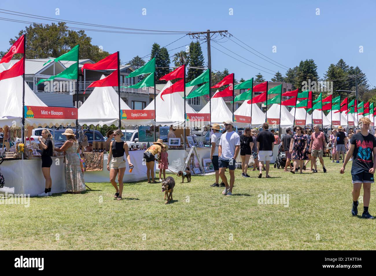 Mercatino di Natale australiano a Narrabeen Sydney il giorno blu del cielo di dicembre, gli stallholder vendono regali di Natale e idee regalo,MSW,Australia Foto Stock