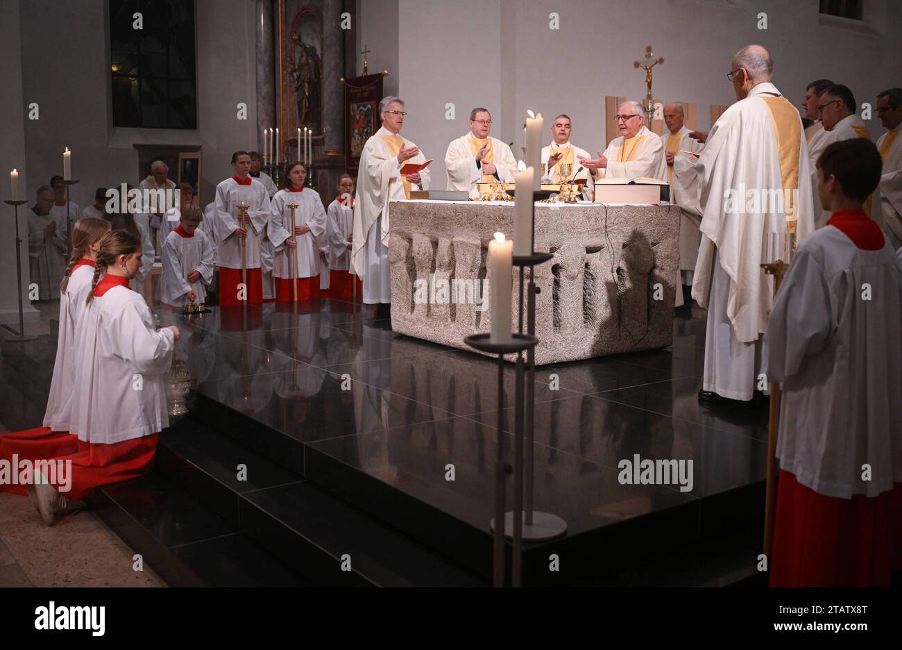 Rottenburg Kreis Tuebingen 02.12.2023 Pontifikalamt im Rottenburger Dom St Martin anlaesslich des 75. Geburtstages und der Verabschiedung von Dr. Gebhard Fuerst. Fuerst mitte War mehr als 23 Jahren Bischof der Dioezese Rottenburg-Stuttgart. Generalvikar Domdekan Dr. Clemens Stroppel Dioezese Rottenburg-Stuttgart, Vorsitzende der Deutschen Bischofskonferenz, Bischof Georg Baetzing Dioezese Limburg, Paepstliche Nuntius in Deutschland, Erzbischof Dr. Nikola Eterovic und Bischof Dr. Gebhard Fuerst v.li. *** Rottenburg Kreis Tuebingen 02 12 2023 messa pontificia nella Cattedrale di Rottenburg St Martin On Foto Stock