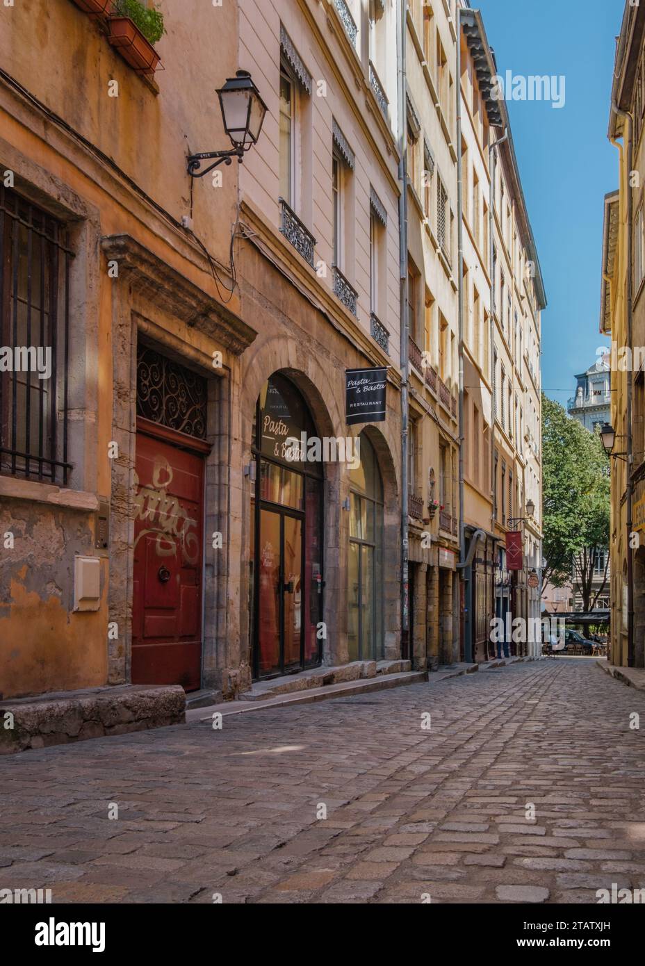 Vista sulle facciate medievali delle case di rue Mourguet, una strada nel quartiere Vieux Lyon (Francia) Foto Stock