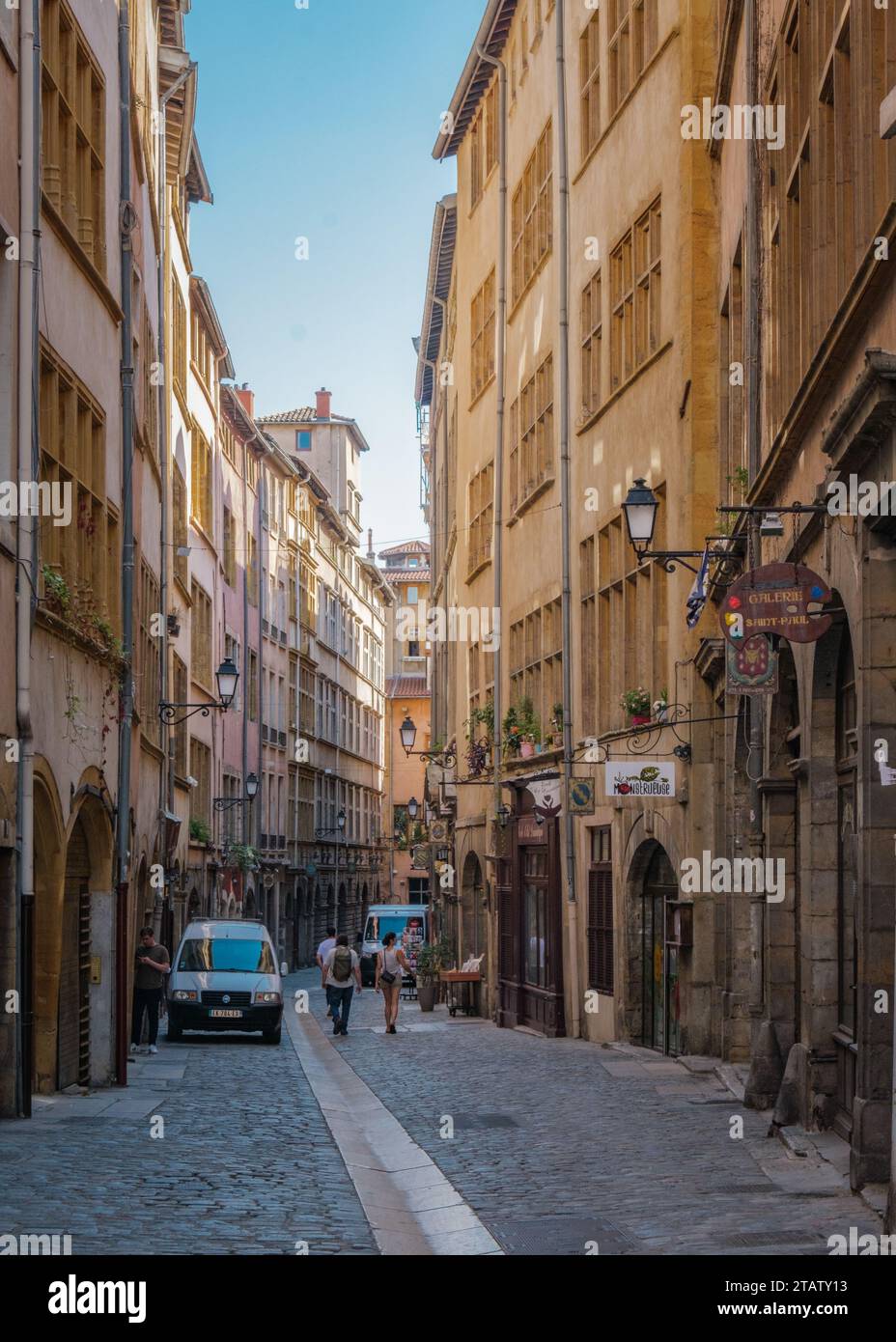 "Rue Juiverie", una stradina asfaltata con belle facciate medievali nella Vieux Lyon, il quartiere storico di Lione (Francia). Il cartello dice 'Galery Sai Foto Stock