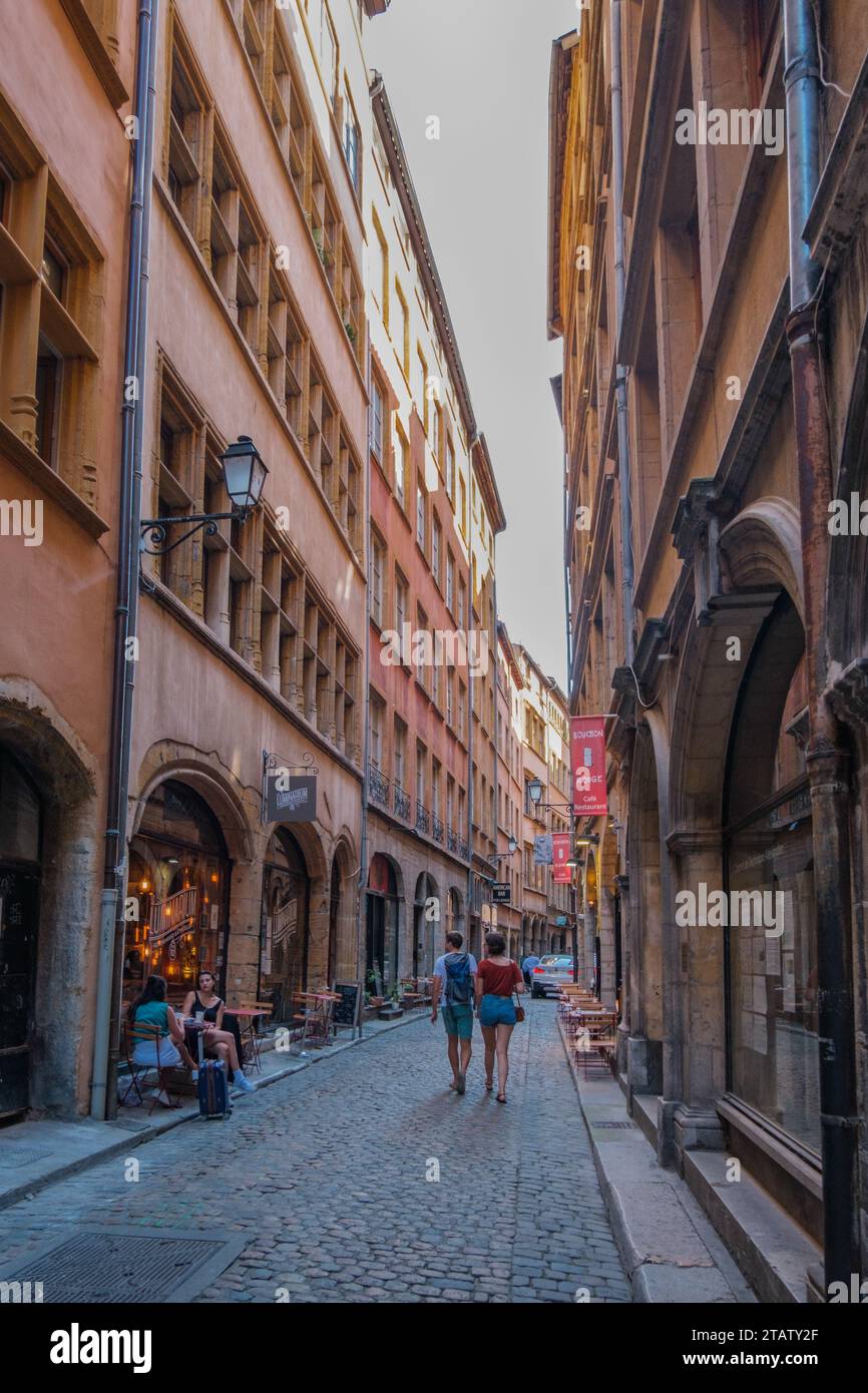 Lione, Francia - 7 settembre 2021: "Rue Des Trois Maries", una stretta strada asfaltata nella Vieux Lyon, lo storico quartiere medievale di Lione (Francia), la S Foto Stock