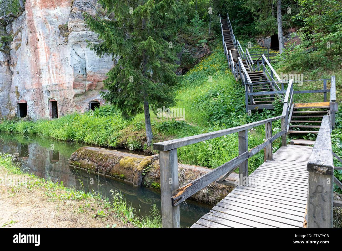 Sentiero in legno, passeggio lungo le scogliere di Anfabrika, scogliere grigio-rosse nel Parco Nazionale di Gauja, un tempo cantine, ora abbandonate, Ligatne, Lettonia, Foto Stock