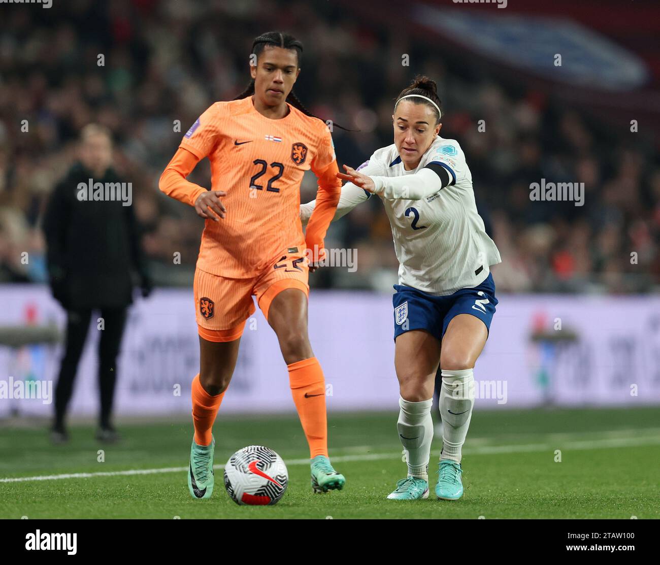 Londra, Regno Unito. 1 dicembre 2023. Esmee Brugts dei Paesi Bassi e Lucy Bronze of England si sfidano per il pallone durante la partita UEFA Women's Nations League allo stadio Wembley di Londra. Il credito fotografico dovrebbe leggere: Paul Terry/Sportimage Credit: Sportimage Ltd/Alamy Live News Foto Stock