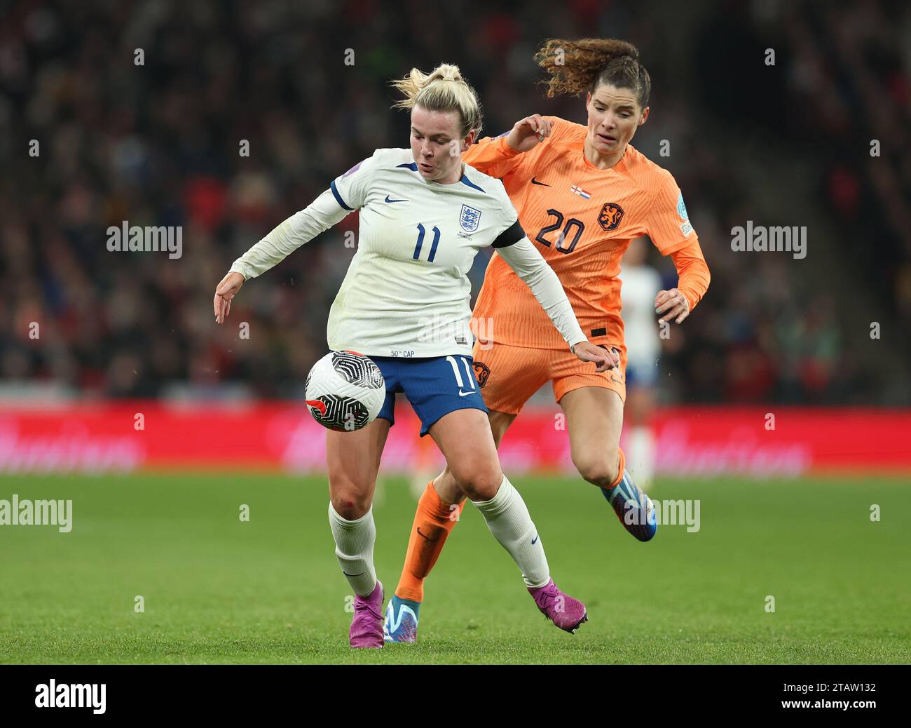 Londra, Regno Unito. 1 dicembre 2023. Dominique Janssen dei Paesi Bassi e Lauren Hemp dell'Inghilterra si sfidano per il pallone durante la partita UEFA Women's Nations League allo stadio Wembley di Londra. Il credito fotografico dovrebbe leggere: Paul Terry/Sportimage Credit: Sportimage Ltd/Alamy Live News Foto Stock