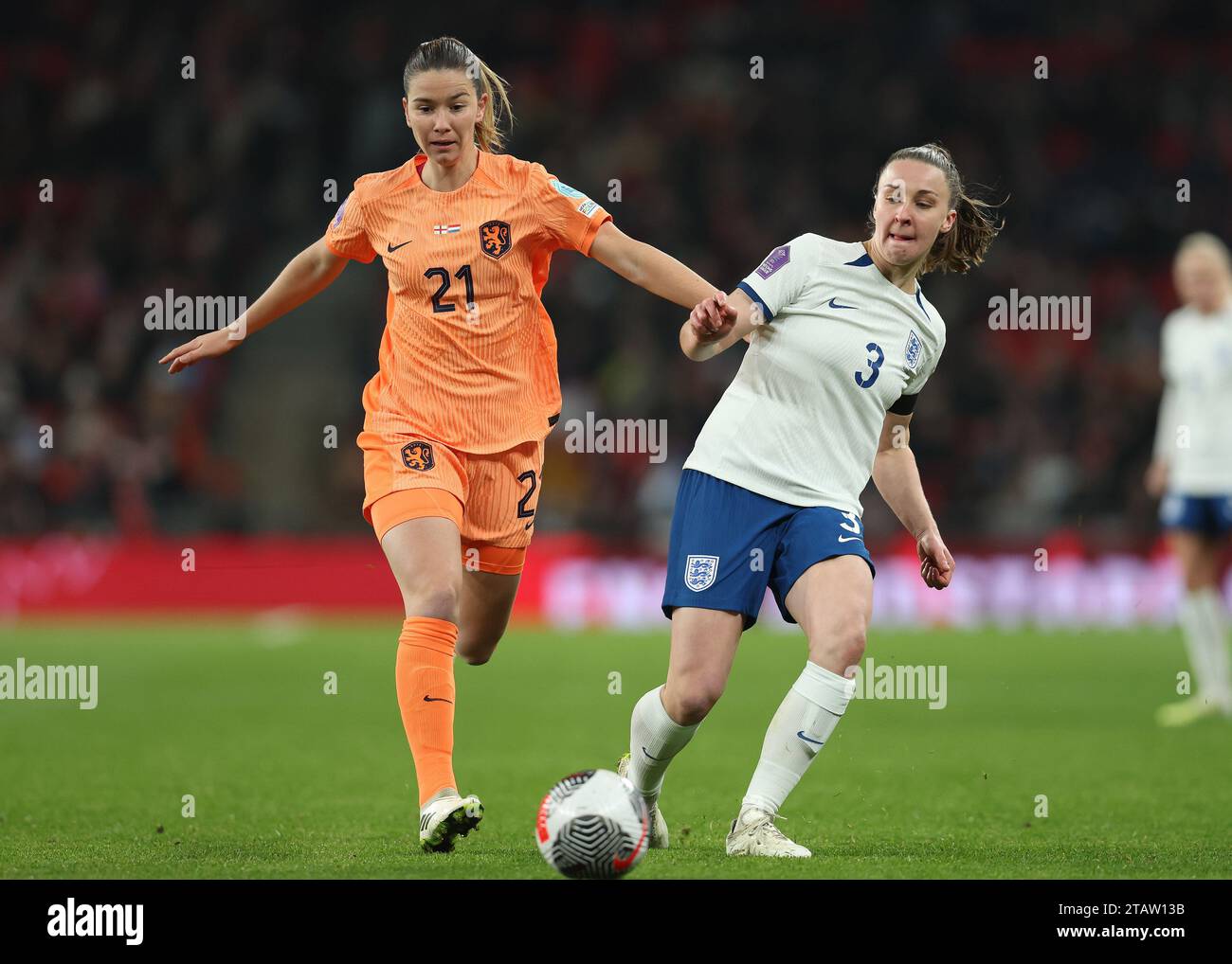 Londra, Regno Unito. 1 dicembre 2023. Damaris Egurrola dei Paesi Bassi e Niamh Charles d'Inghilterra si sfidano per il pallone durante la partita della UEFA Women's Nations League allo stadio Wembley di Londra. Il credito fotografico dovrebbe leggere: Paul Terry/Sportimage Credit: Sportimage Ltd/Alamy Live News Foto Stock