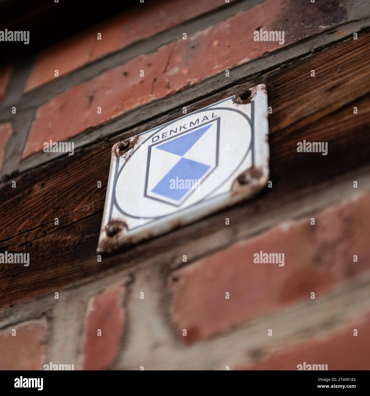 Cartello del monumento (Blue Shield International) su una casa a graticcio Foto Stock