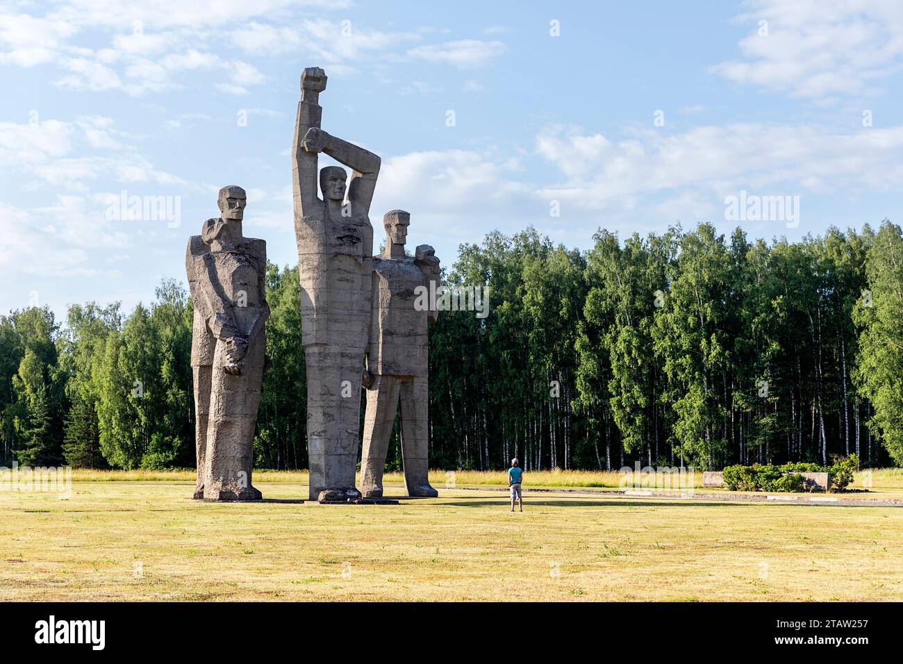 Il turista osserva le gigantesche sculture del Salaspils Memorial, uno dei più grandi complessi monumentali d'Europa che commemorano le vittime del nazismo, in Lettonia Foto Stock