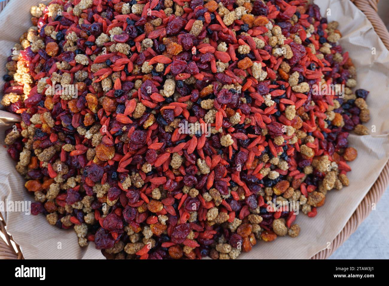primo piano di frutta secca e noci in esposizione per la vendita sul mercato in francia Foto Stock