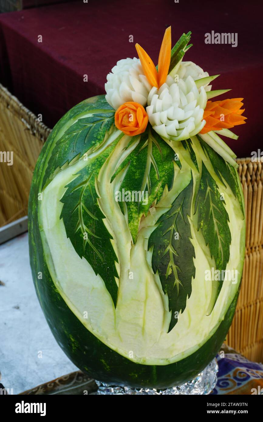 primo piano di un anguria intagliato in vendita sul mercato francese Foto Stock