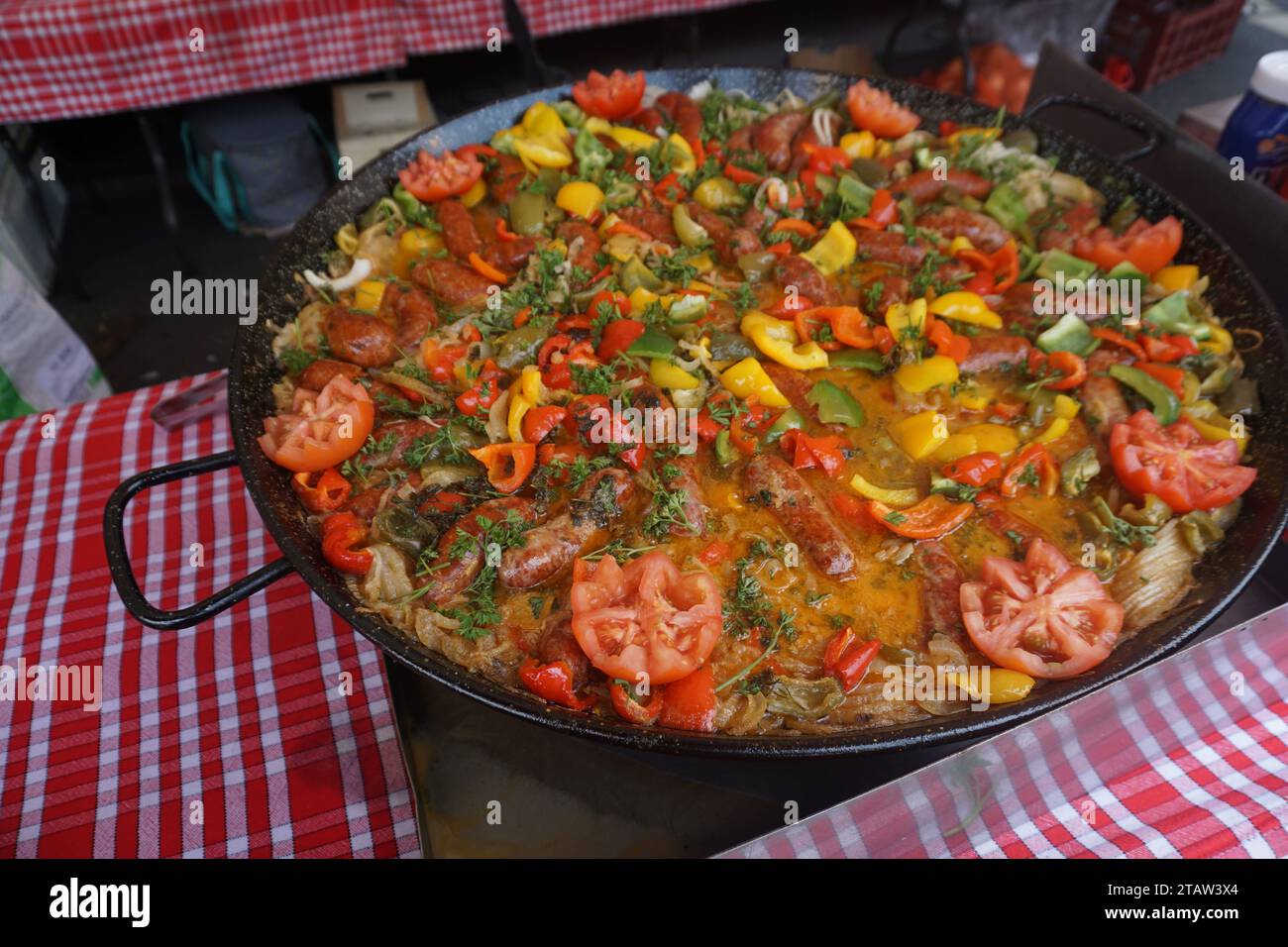 primo piano della cucina deliziosa in una grande padella di salsicce e verdure in vendita al mercato in francia Foto Stock