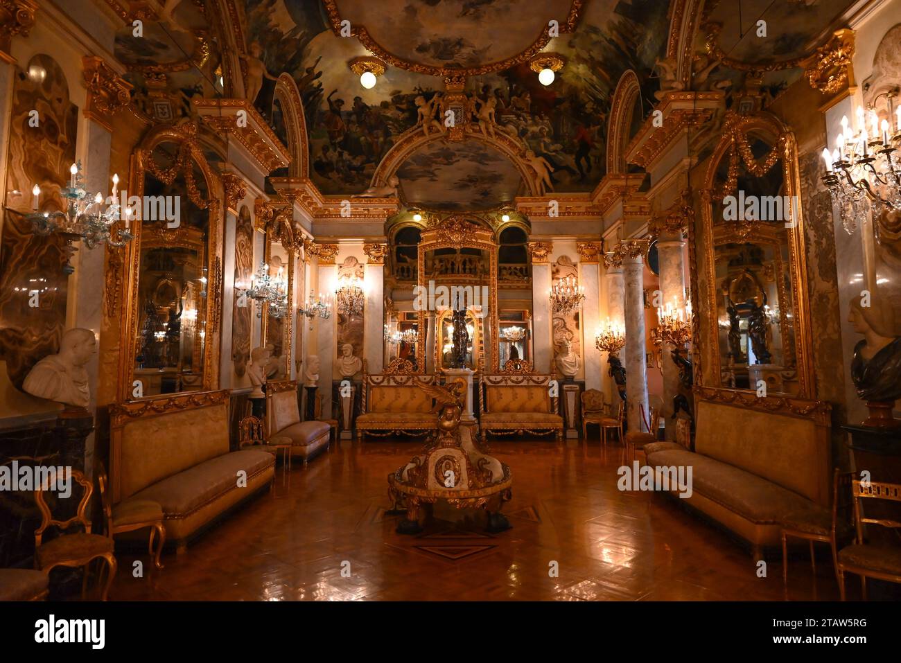 Gli splendidi interni del Museo Cerralbo di Madrid, Spagna Foto Stock