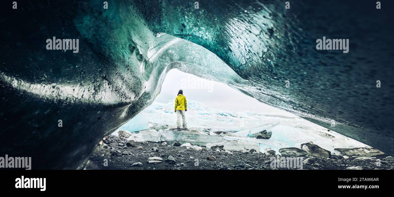 Punto panoramico turistico dal ghiacciaio Fjallsjökull in Islanda dall'interno della grotta glaciale. Esplora le spettacolari gemme nascoste dell'Islanda. Viaggiatore Foto Stock