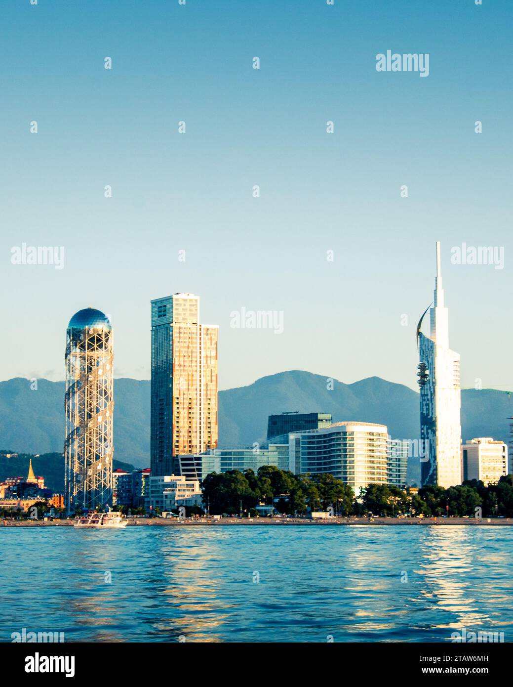 Punti di riferimento sul lungomare di Batumi, Torre dell'alfabeto, Torre del cha cha, edifici immobiliari del resort. Viaggi in barca in stile georgiano a las vegas e sul Mar Nero Foto Stock