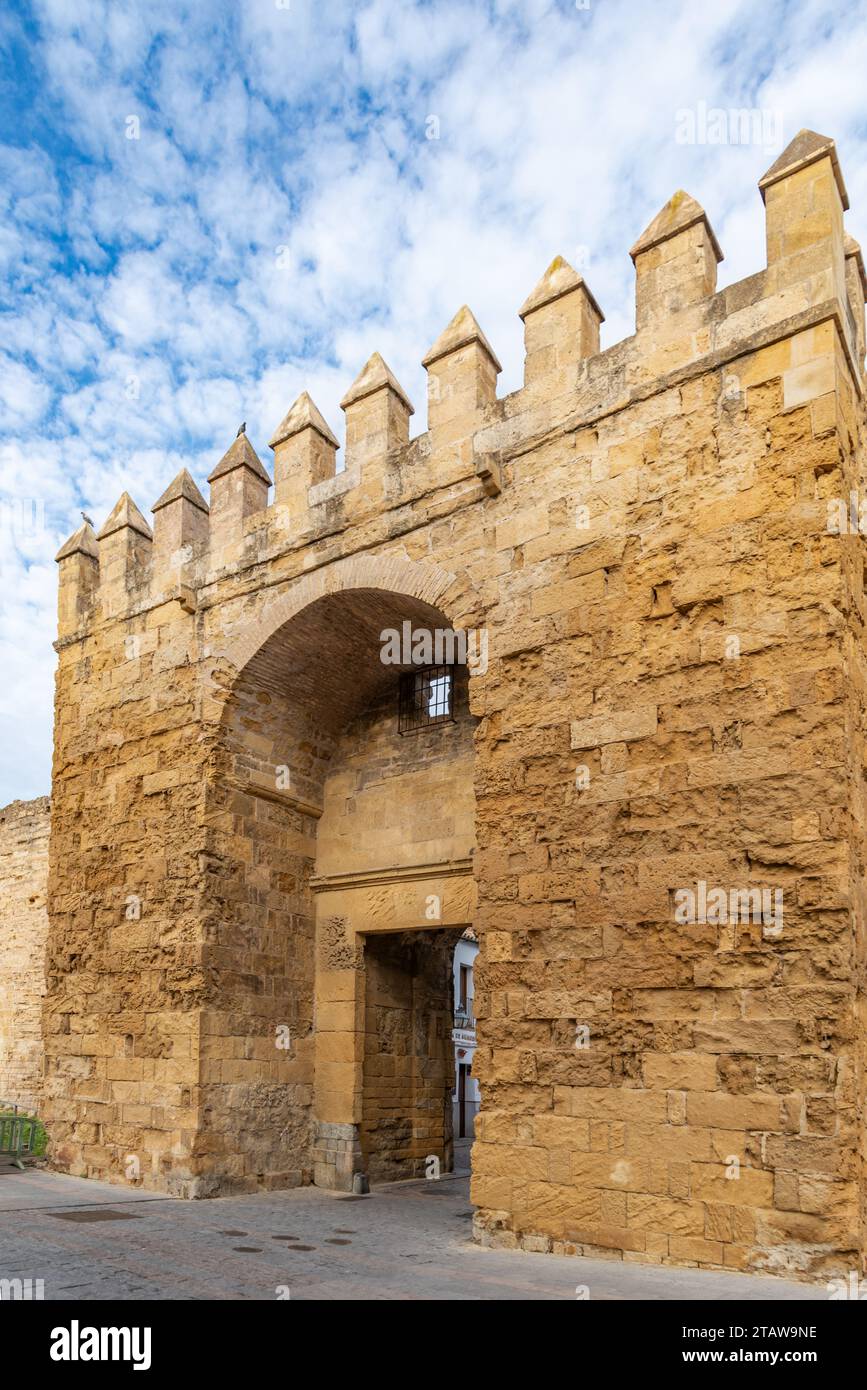 Puerta de Almodovar, una delle tre porte ancora conservate del periodo medievale, Cordova, Andalusia. Foto Stock