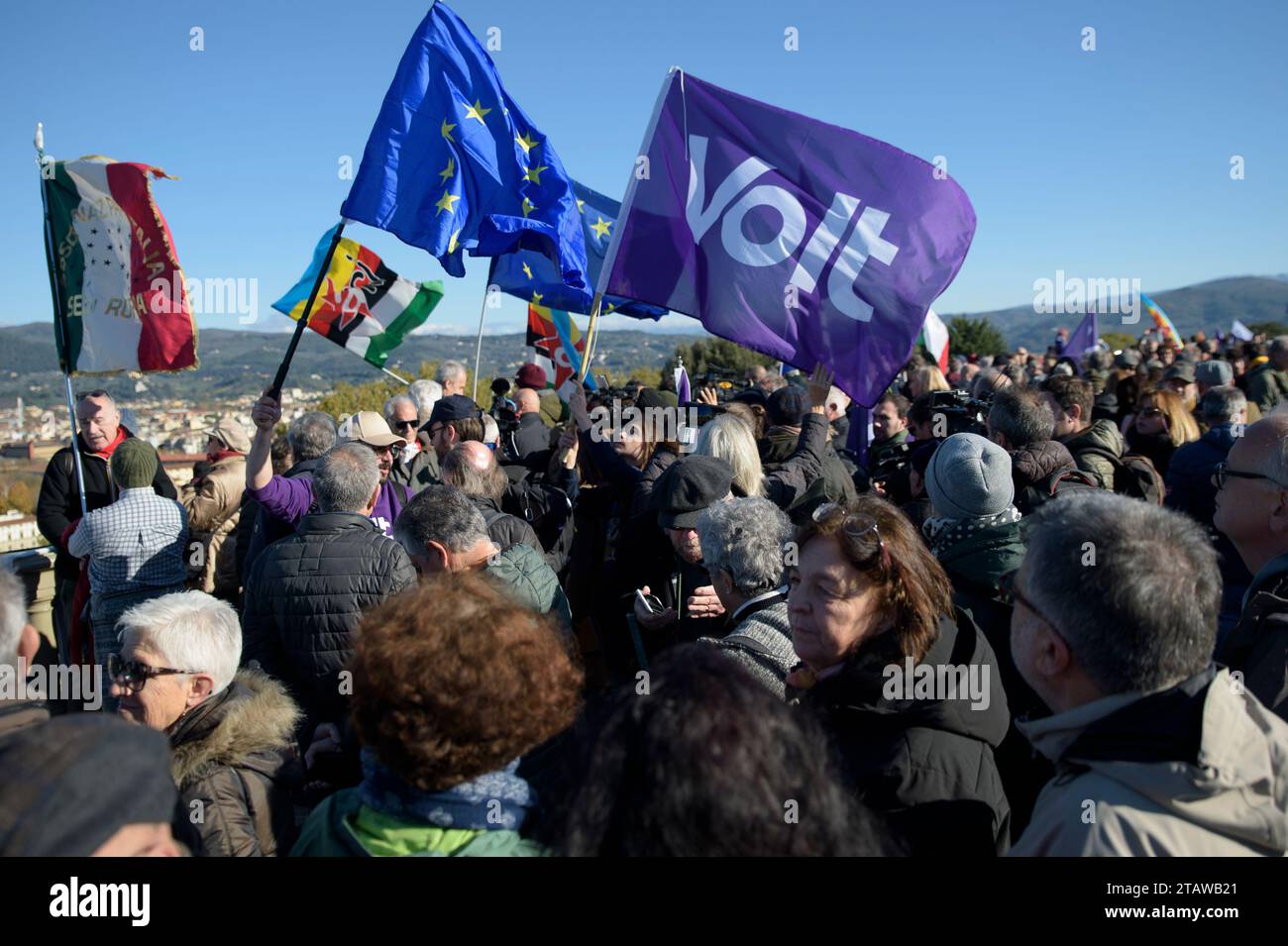 Firenze, Italia. 3 dicembre 2023. Una bandiera del partito politico paneuropeo ondata di TENSIONE tra le persone durante la manifestazione antifascista a Firenze. Manifestazione della sinistra antifascista in occasione dell'incontro delle forze sovraniste del gruppo parlamentare europeo ofÂ identità e democrazia a Firenze. (Immagine di credito: © Marcello Valeri/ZUMA Press Wire) SOLO USO EDITORIALE! Non per USO commerciale! Foto Stock