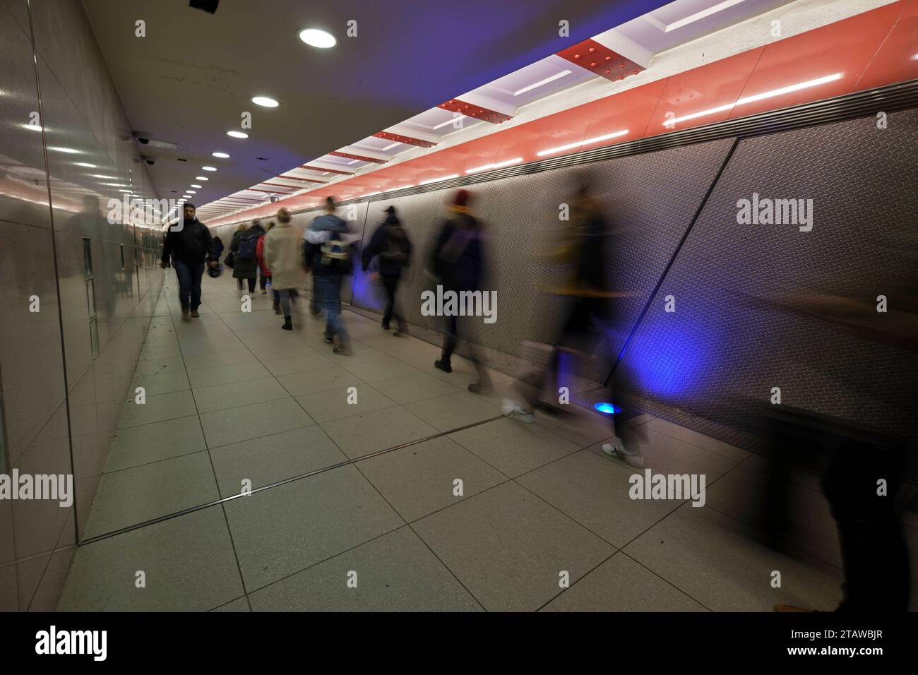 Tunnel Deutschland, Berlino, 16.11.2023, U-Bahnhof Stadtmitte, Verbindungsgang von der Linie U2 zur U6, Â *** Tunnel Germany, Berlin, 16 11 2023, U station Stadtmitte, corridoio di collegamento dalla linea U2 alla U6, Â Credit: Imago/Alamy Live News Foto Stock