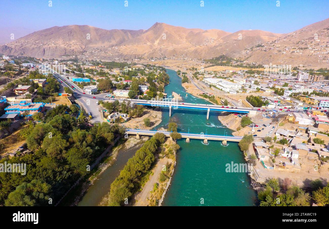 Un ponte che attraversa un fiume nella città di Faizabad, situata nella provincia di Badakhshan in Afghanistan. Foto Stock