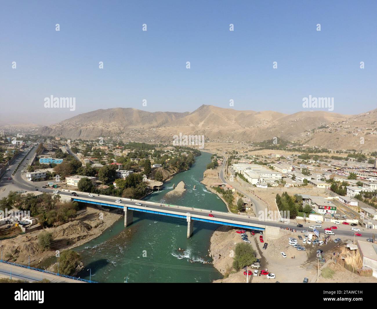 Un ponte che attraversa un fiume nella città di Faizabad, situata nella provincia di Badakhshan in Afghanistan. Foto Stock