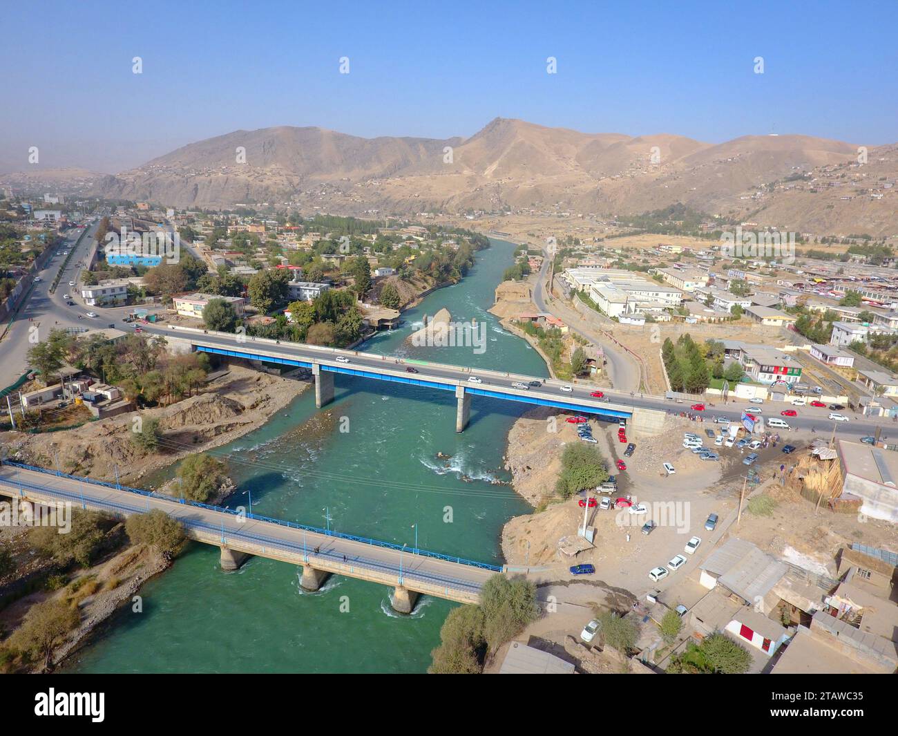 Un ponte che attraversa un fiume nella città di Faizabad, situata nella provincia di Badakhshan in Afghanistan. Foto Stock