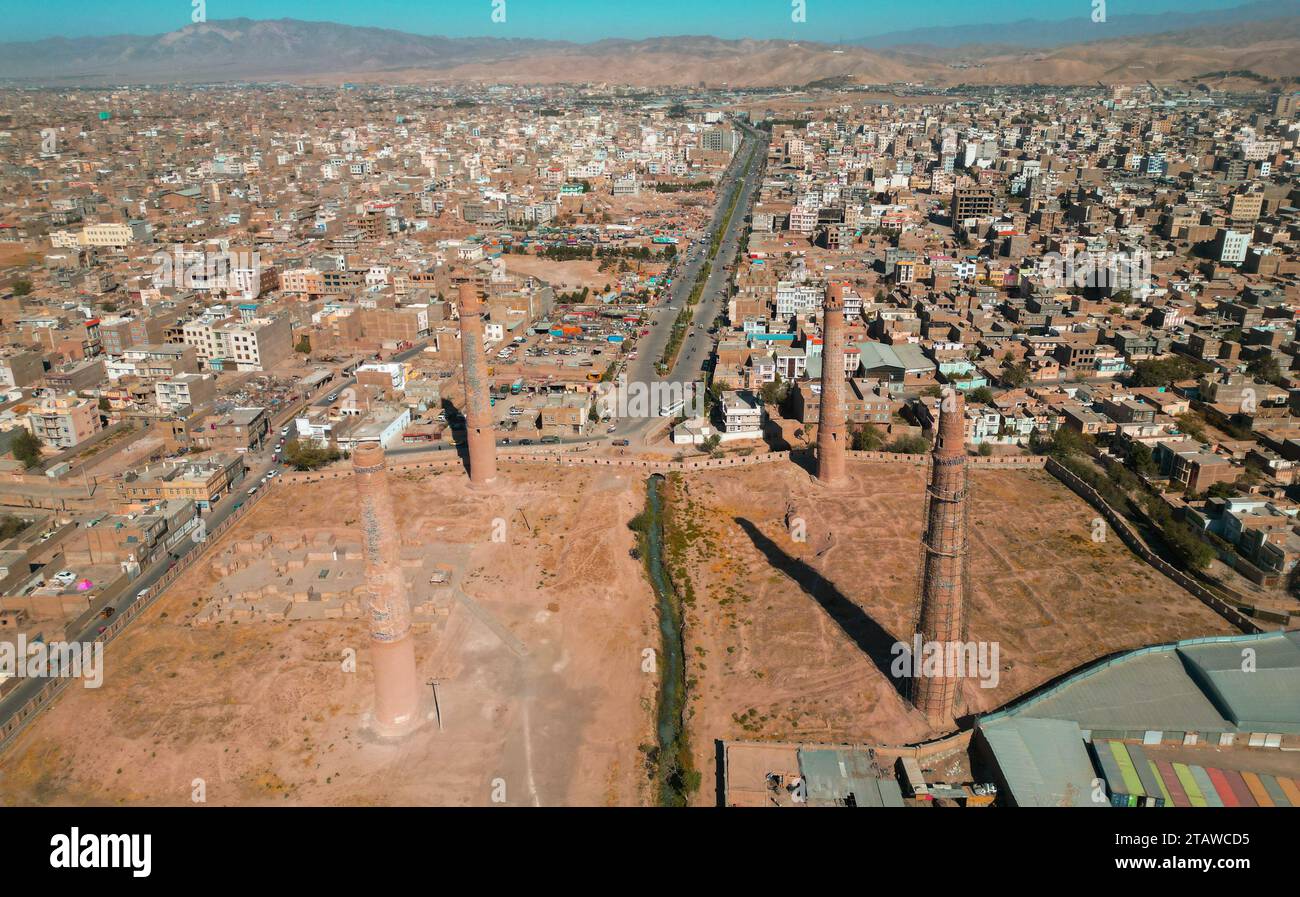 Vista aerea della città di Herat, del complesso di Musalla, dei cinque minareti di Musallah di Herat, della Cittadella di Herat, di Qala Iktyaruddin. Foto Stock