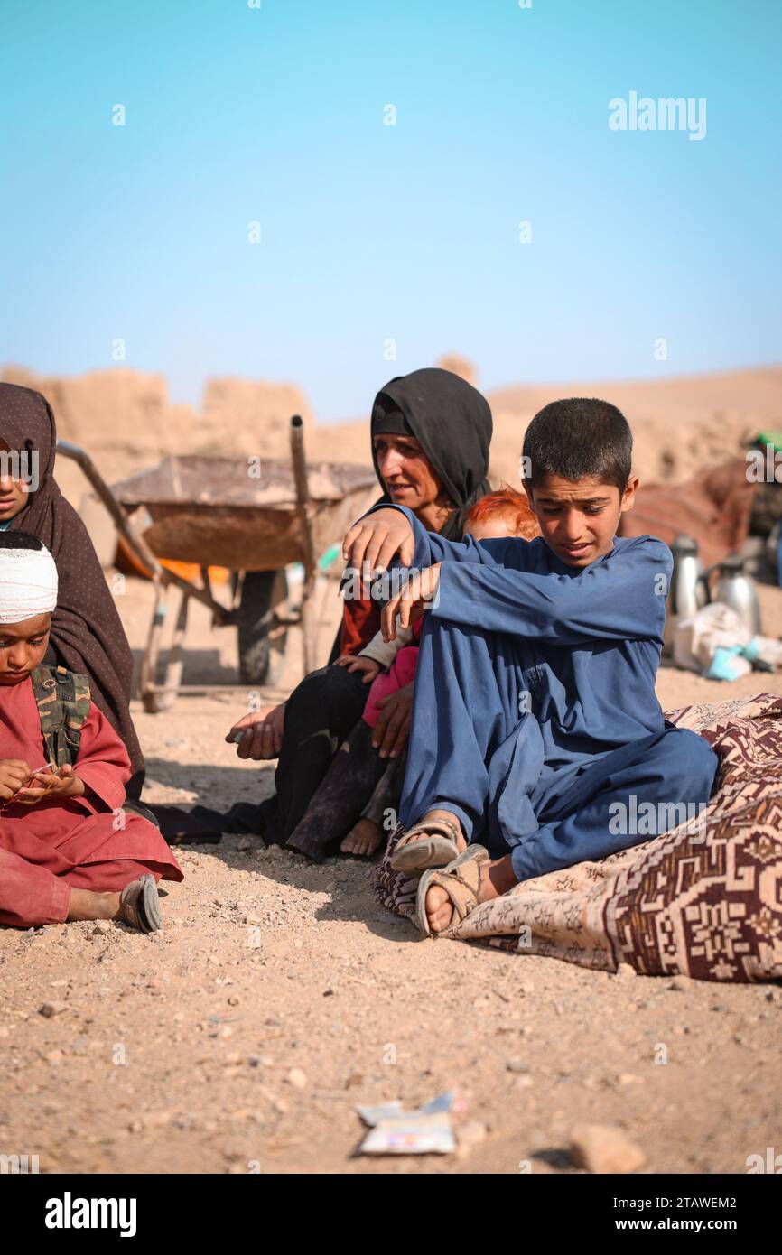 Triste foto delle vittime del terremoto di Herat, le persone colpite dal terremoto. Herat, Afghanistan - 9 ottobre 2023 Foto Stock