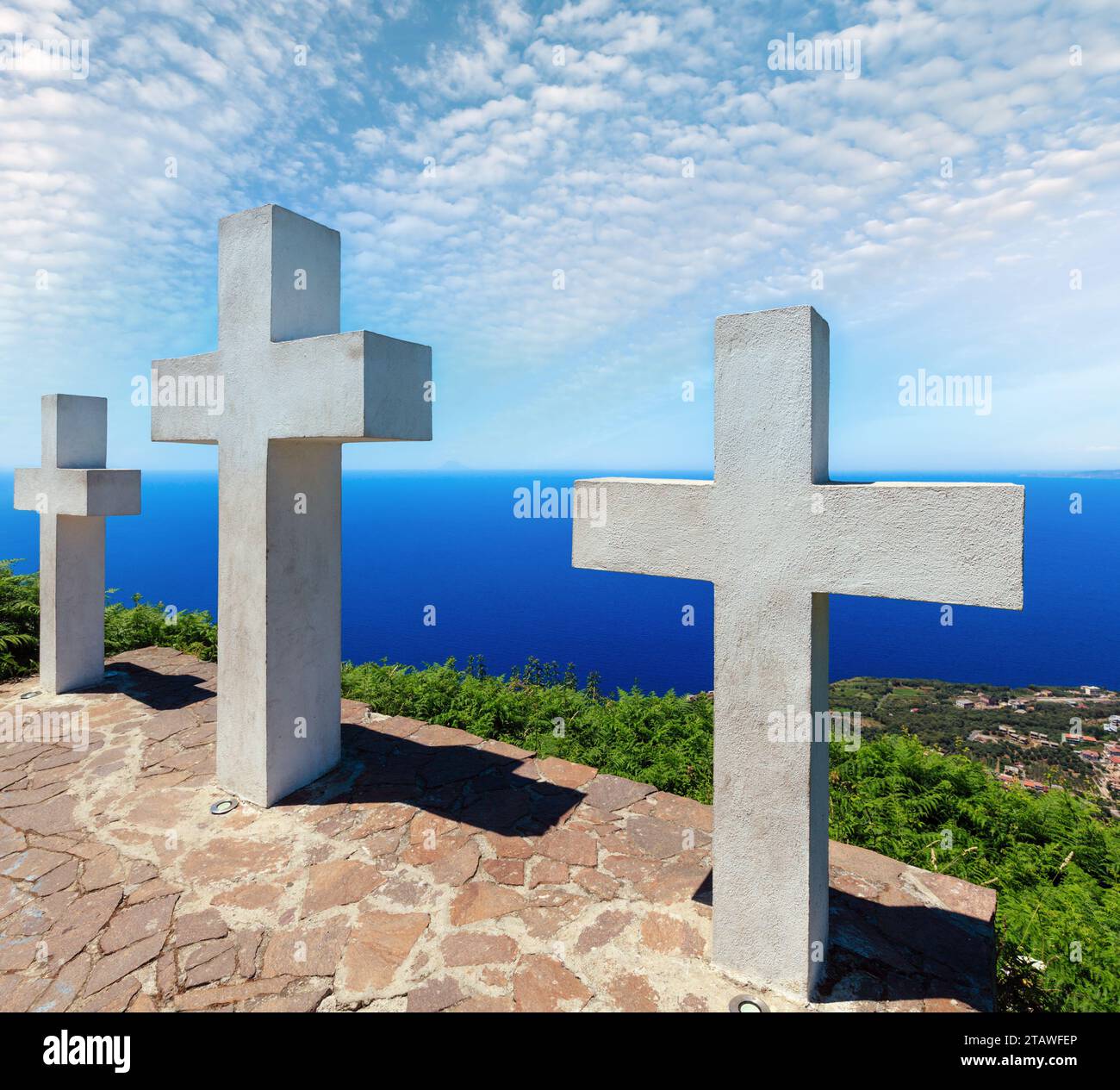 Estate pittoresco Mar Tirreno costa calabrese vista dal Monte Sant'Elia mount, Calabria, Italia) in alto. Tre Croci del cristianesimo sul mou Foto Stock