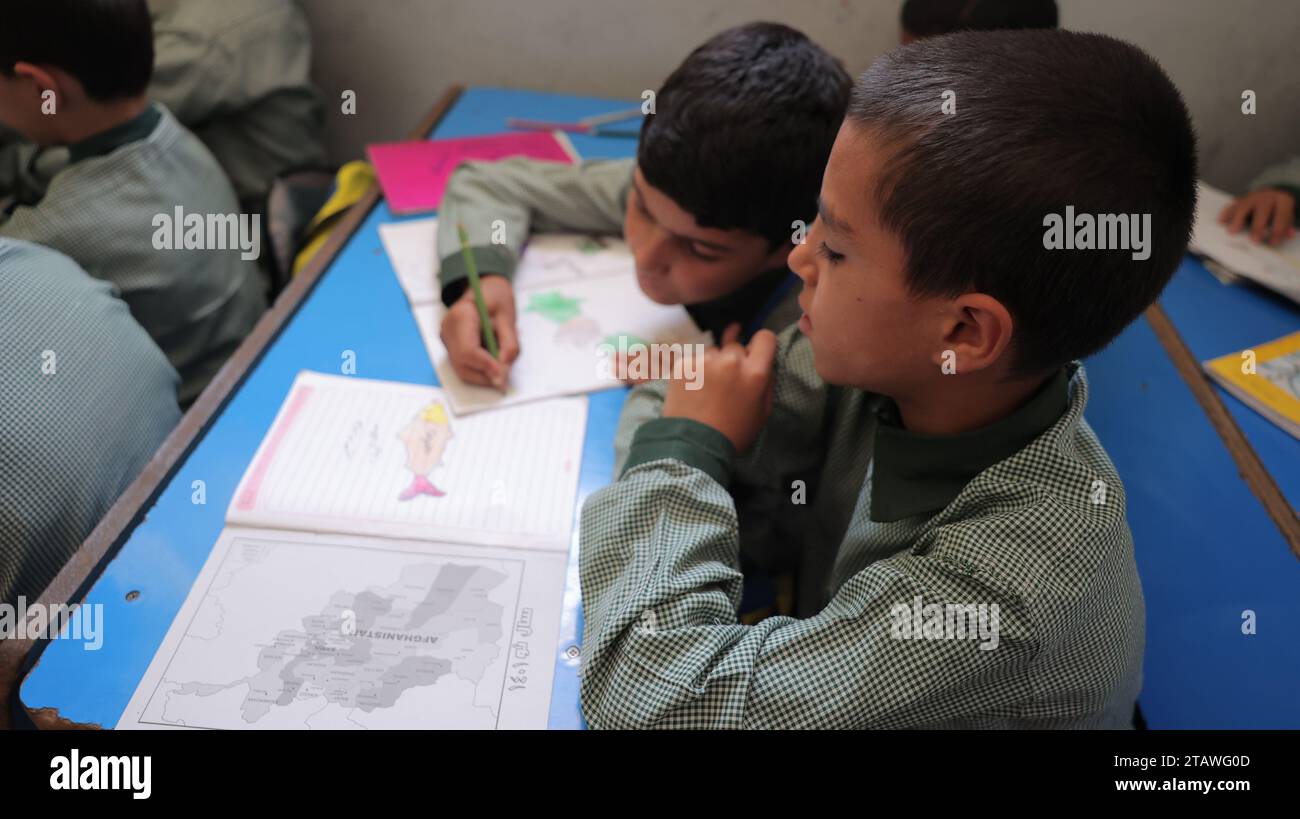 Istruzione in Afghanistan: Scuole nei paesi poveri, scolari in una classe in una scuola afghana. Foto Stock