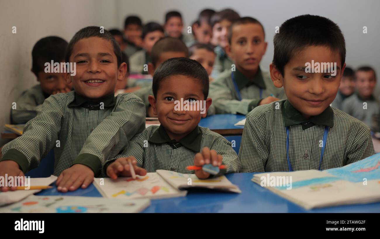Istruzione in Afghanistan: Scuole nei paesi poveri, scolari in una classe in una scuola afghana. Foto Stock