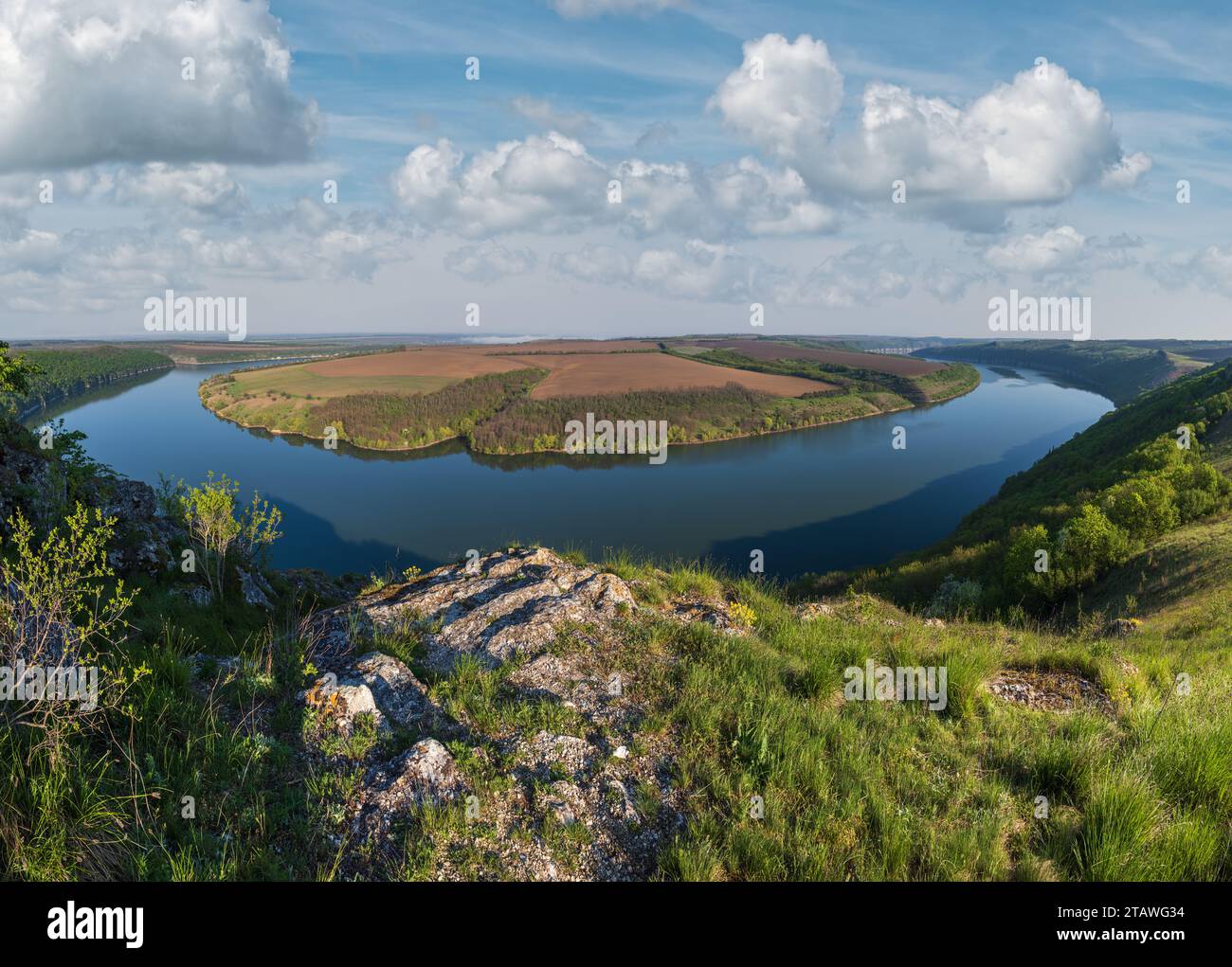 Splendida vista primaverile sul Dnister River Canyon con rocce pittoresche, campi, fiori. Questo luogo chiamato Shyshkovi Gorby, Nahoriany, Chernivtsi regi Foto Stock
