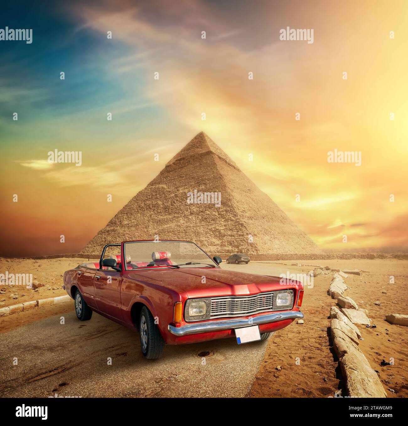 Auto sulla strada vicino alla Piramide di Giza in Egitto Foto Stock